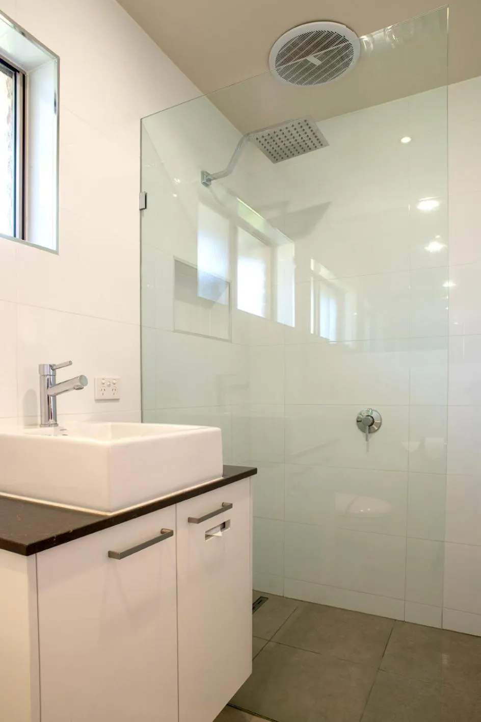 Bathroom in Tea House Motor Inn