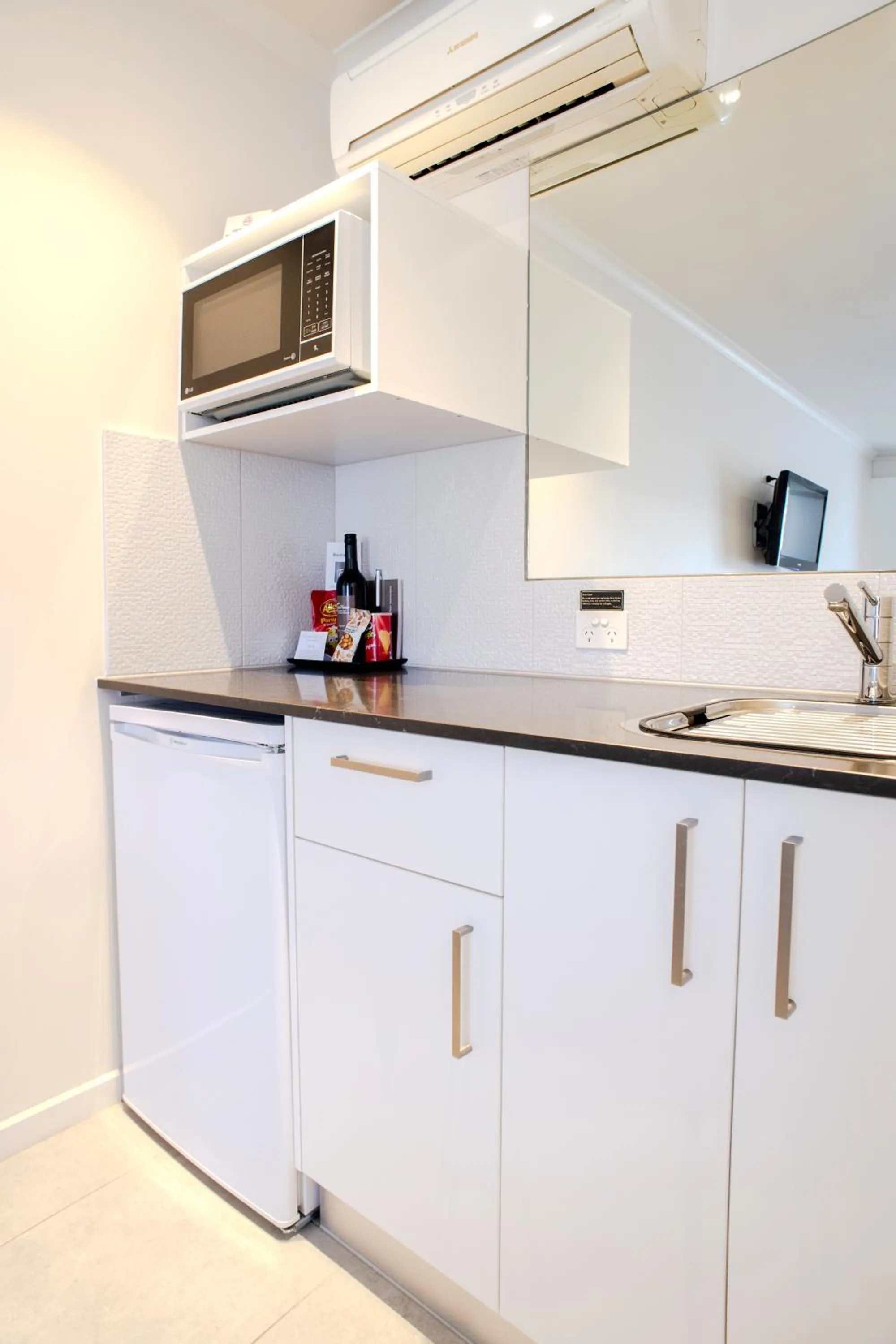 Kitchen or kitchenette in Tea House Motor Inn