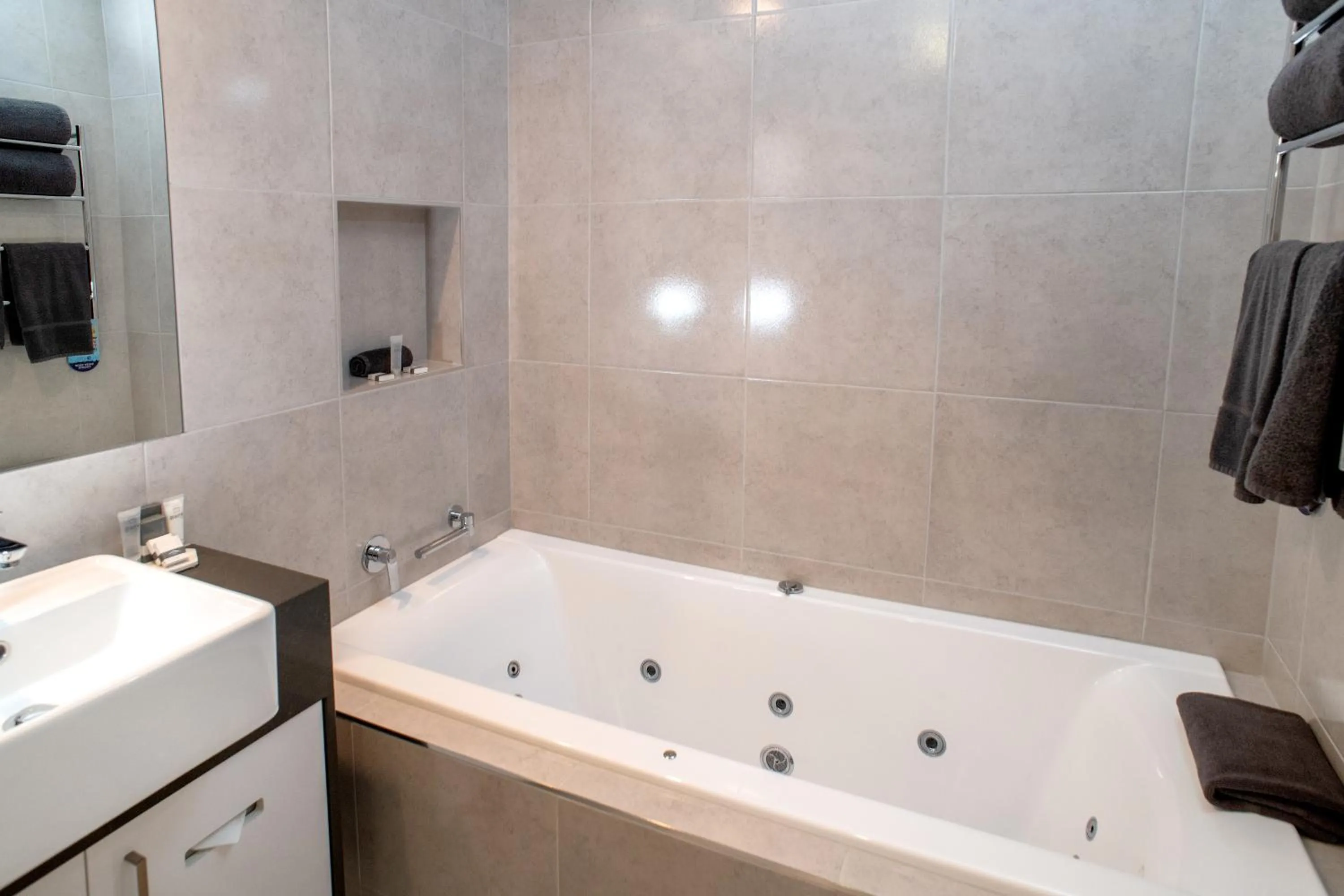 Bathroom in Tea House Motor Inn