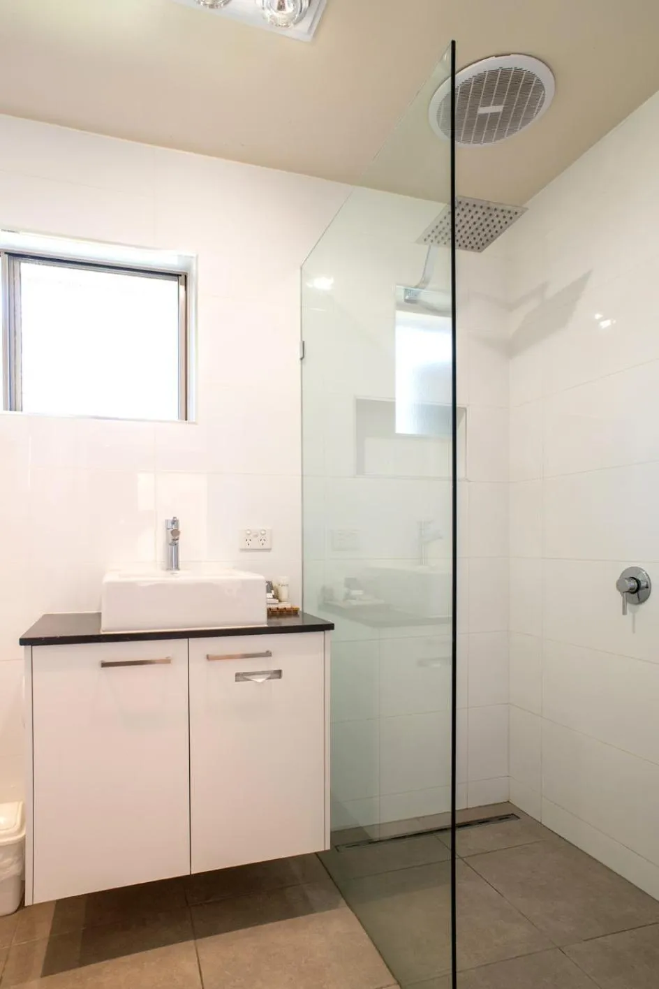 Bathroom in Tea House Motor Inn