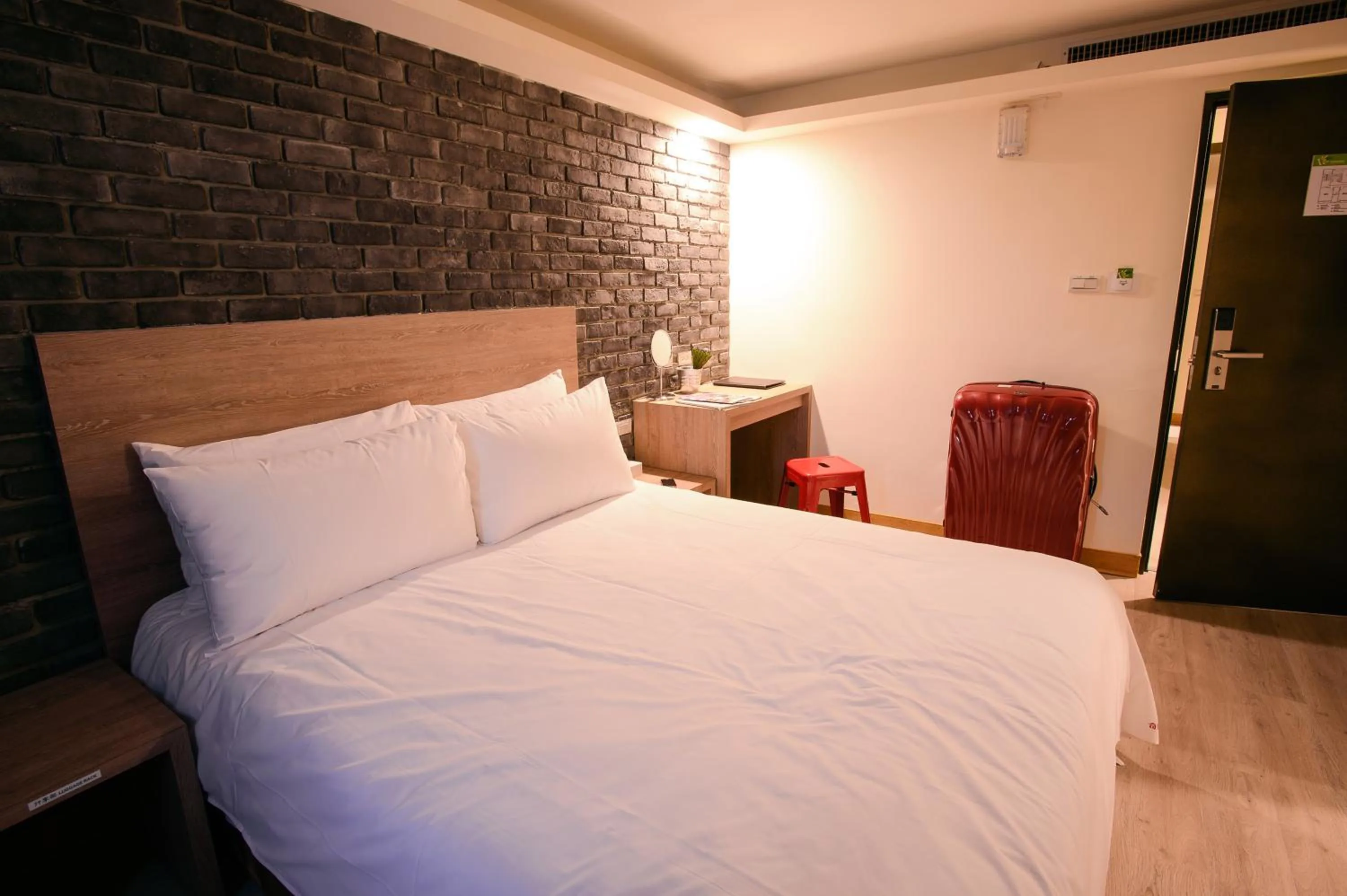 Photo of the whole room in Kiwi Express Hotel - Chenggong Rd