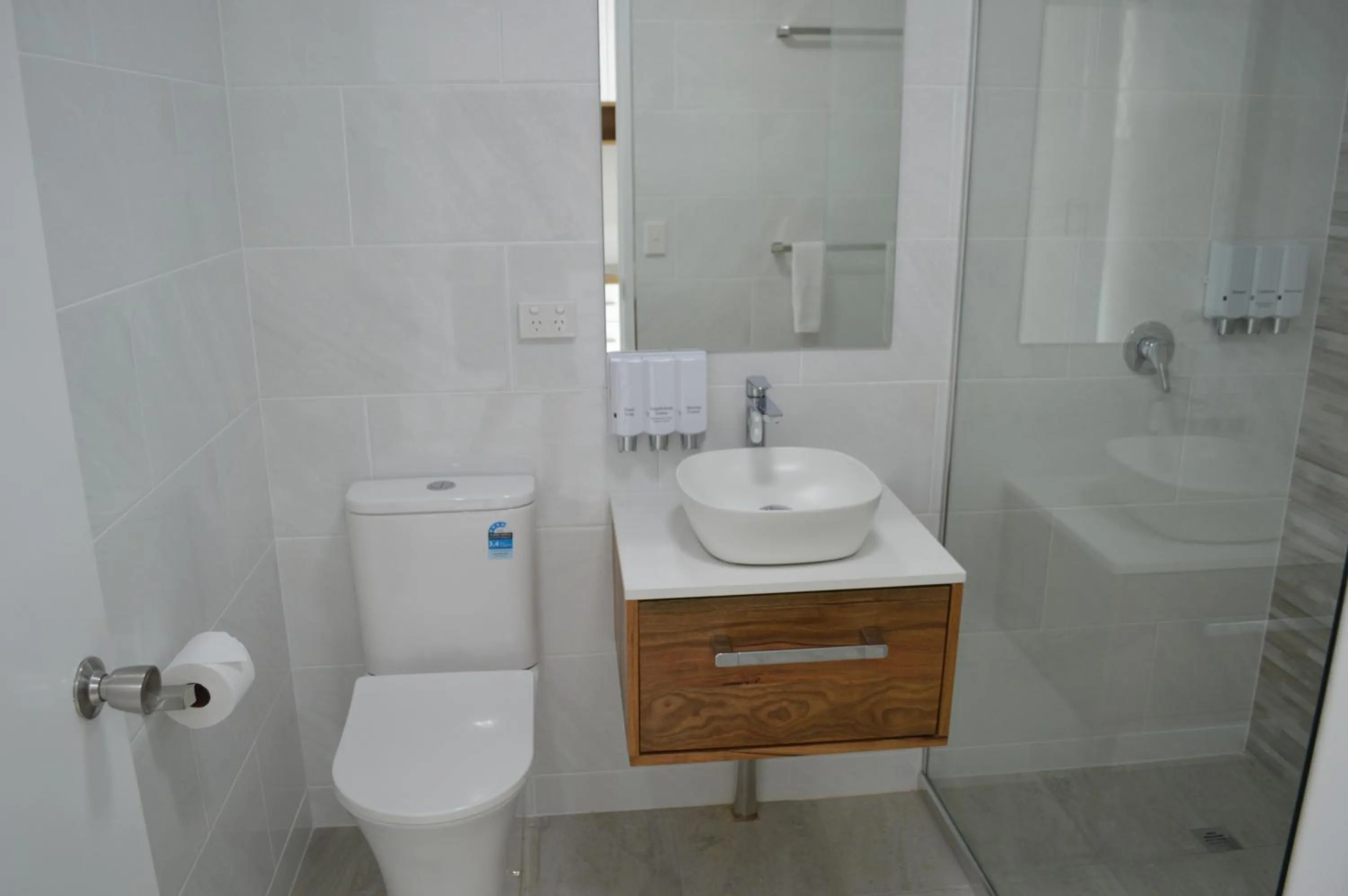 Shower in Monte Carlo Motor Inn