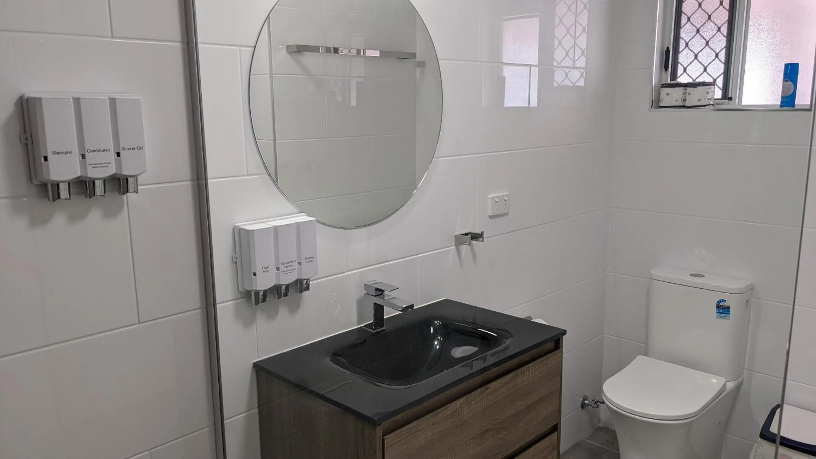 Shower in Monte Carlo Motor Inn