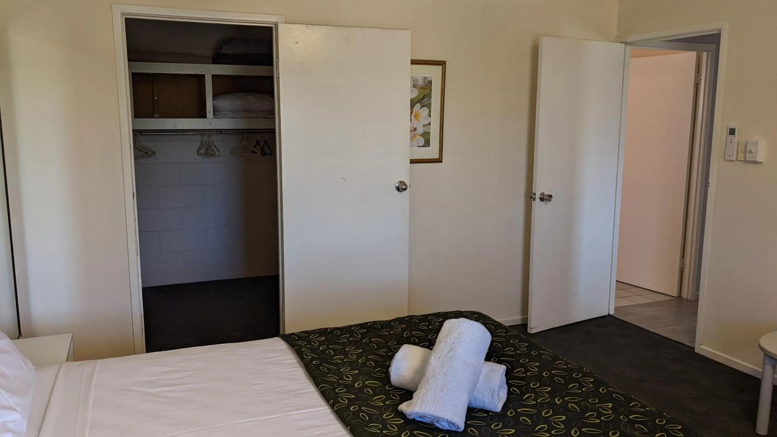 Photo of the whole room, Bed in Monte Carlo Motor Inn