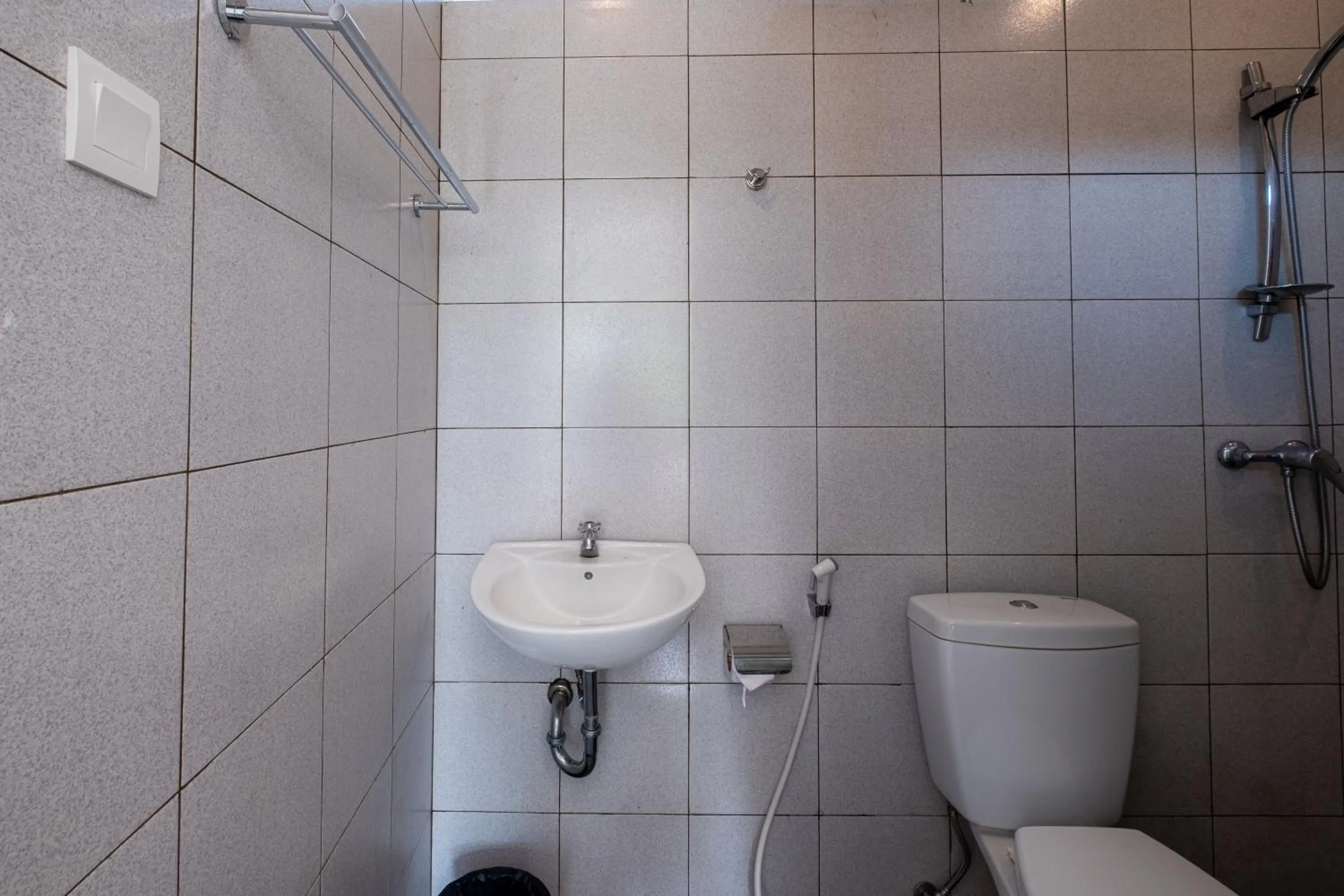 Toilet in Suweta Homestay with Private Pool by Supala