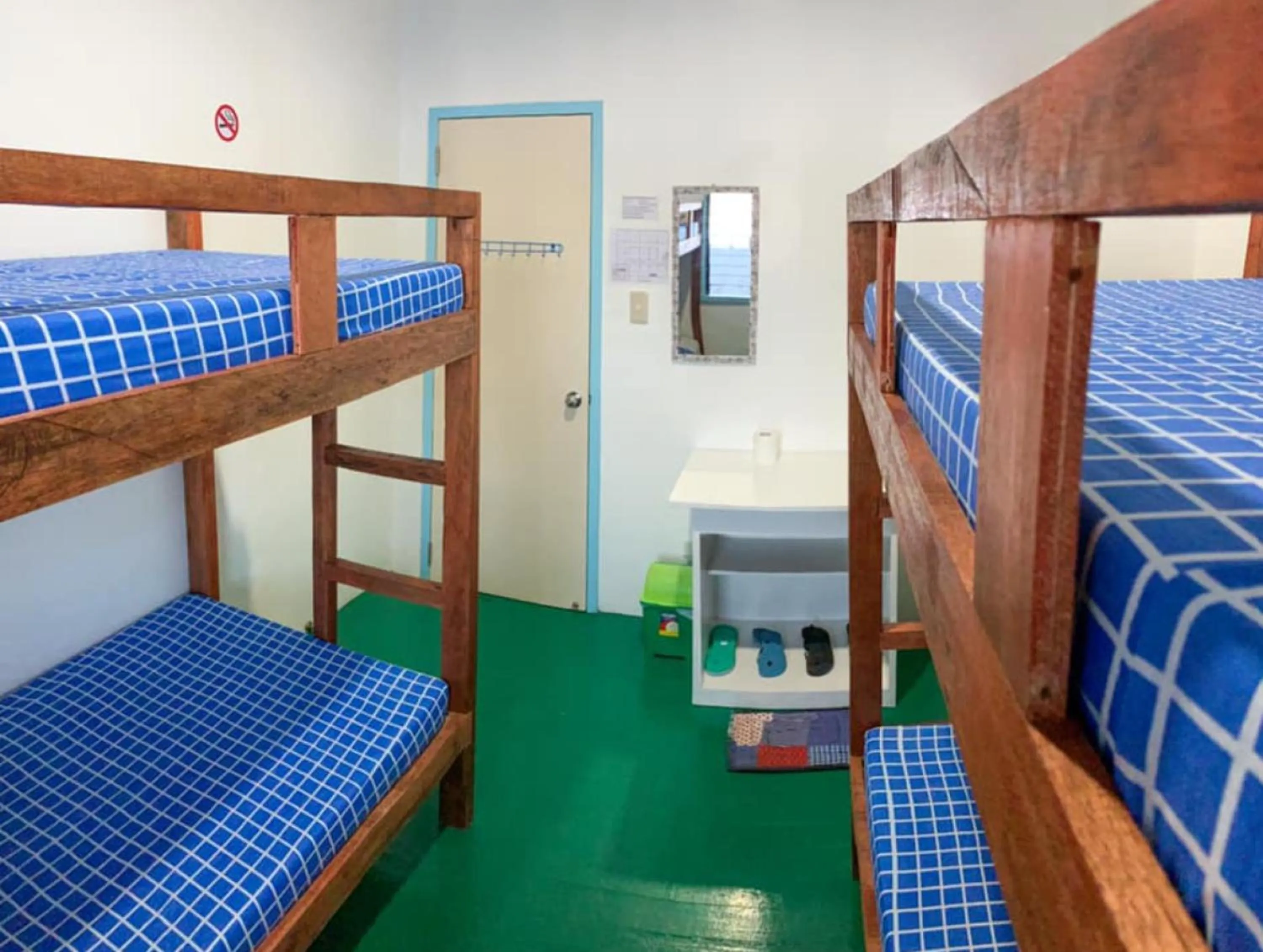 bunk bed in RedDoorz Hostel @ Popoy's Backpackers Mati