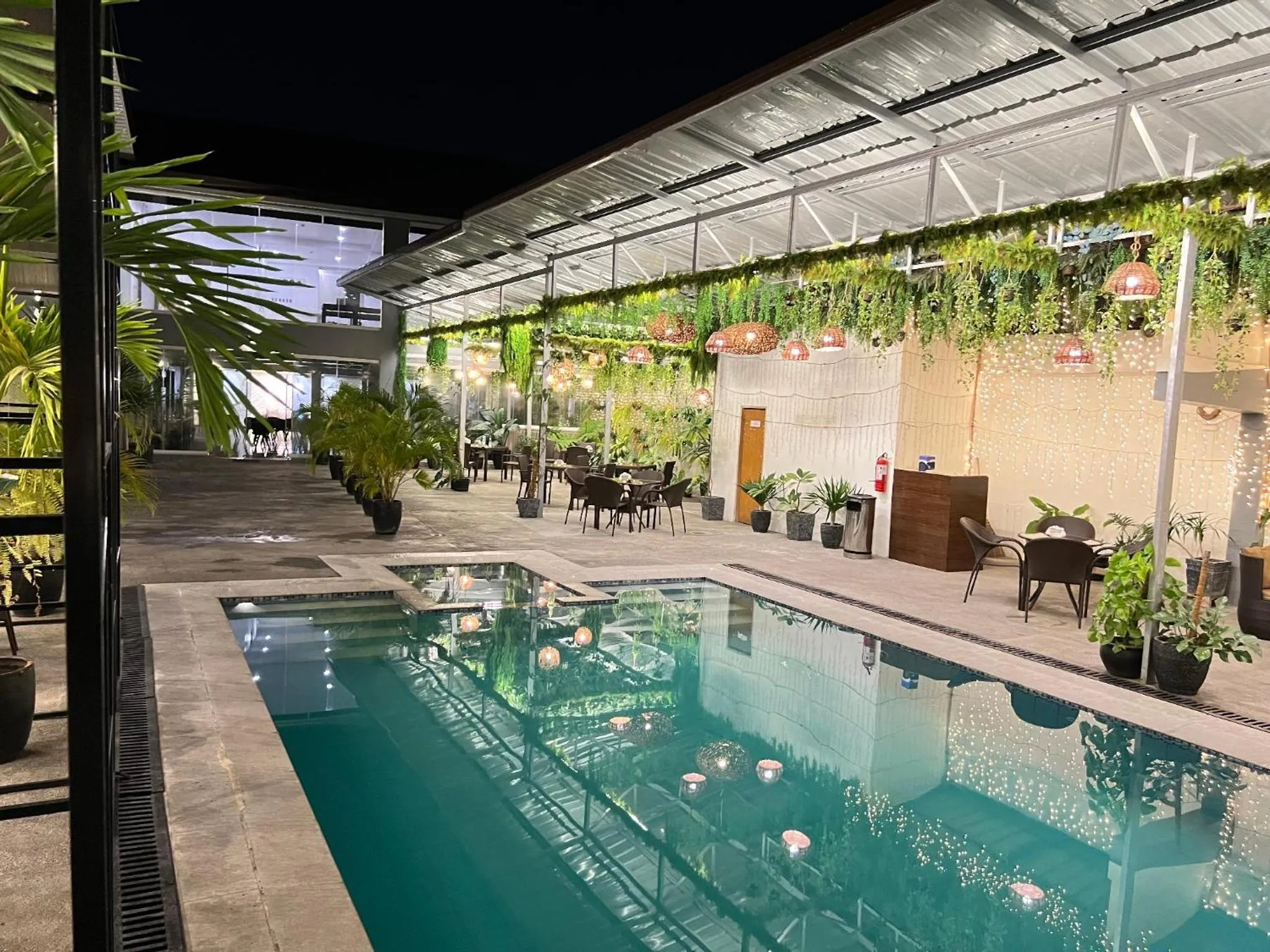 Swimming pool in Hotel Halo Angeles City