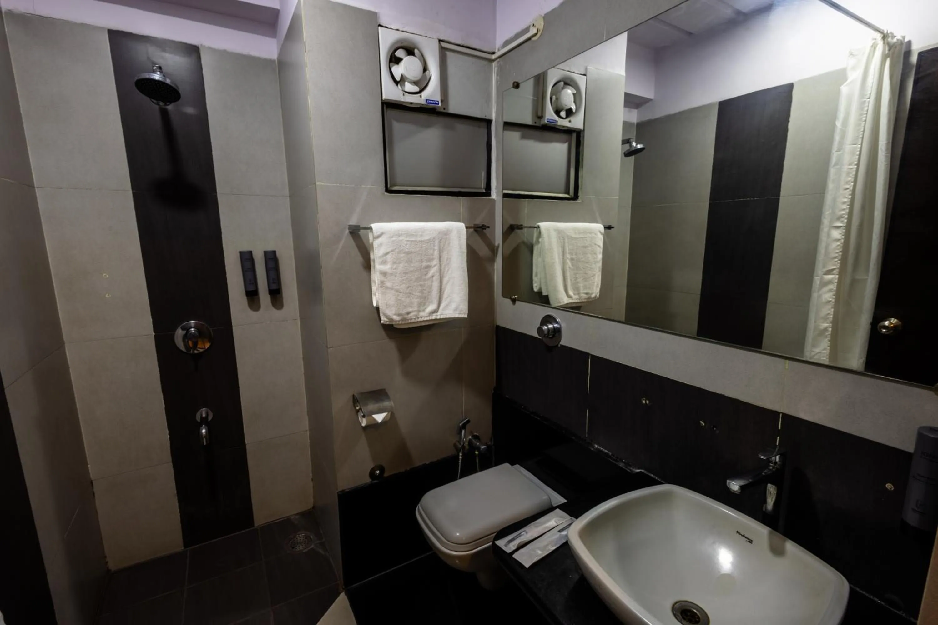 Shower in Forest Keys By VYDA