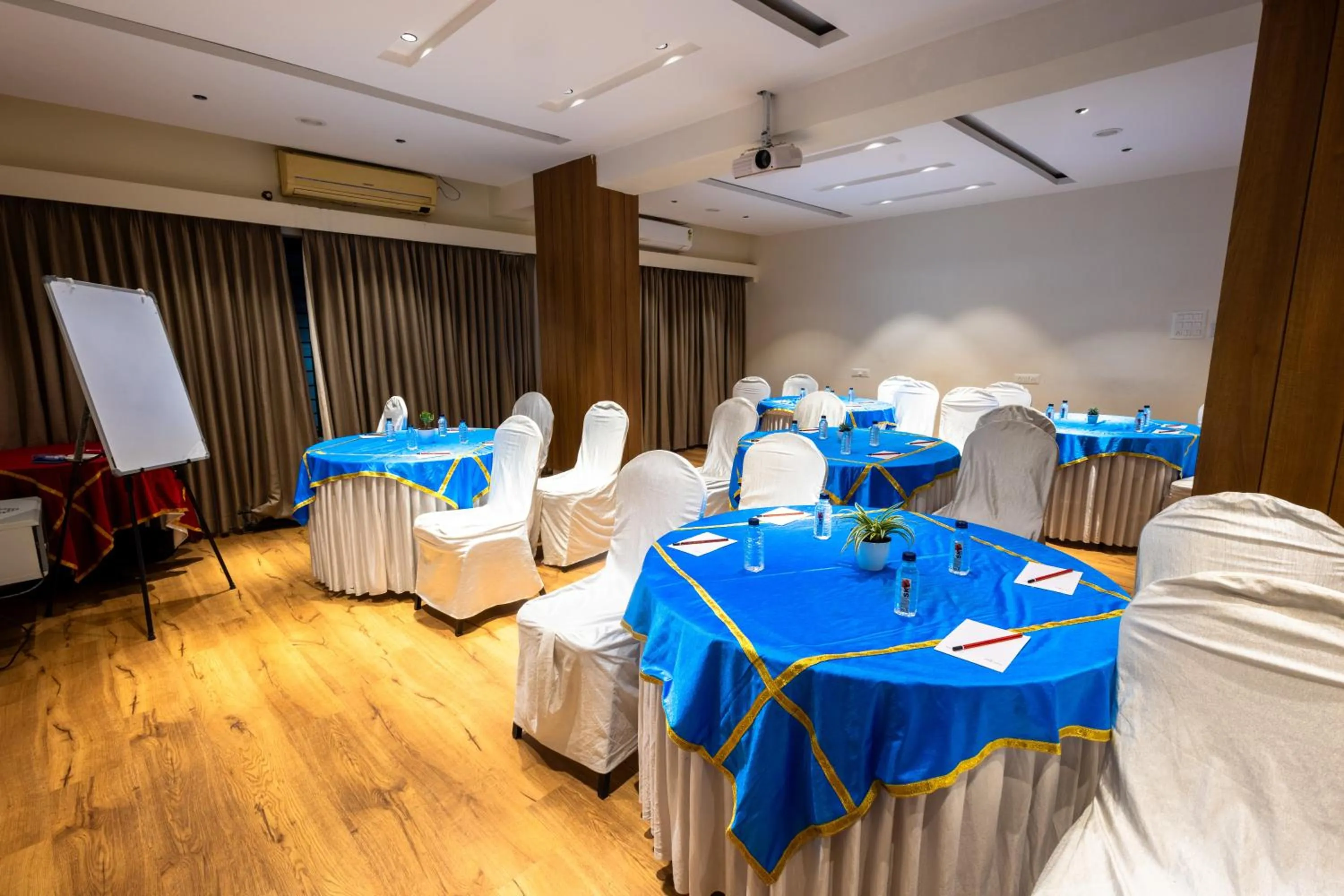 Meeting/conference room in Forest Keys By VYDA