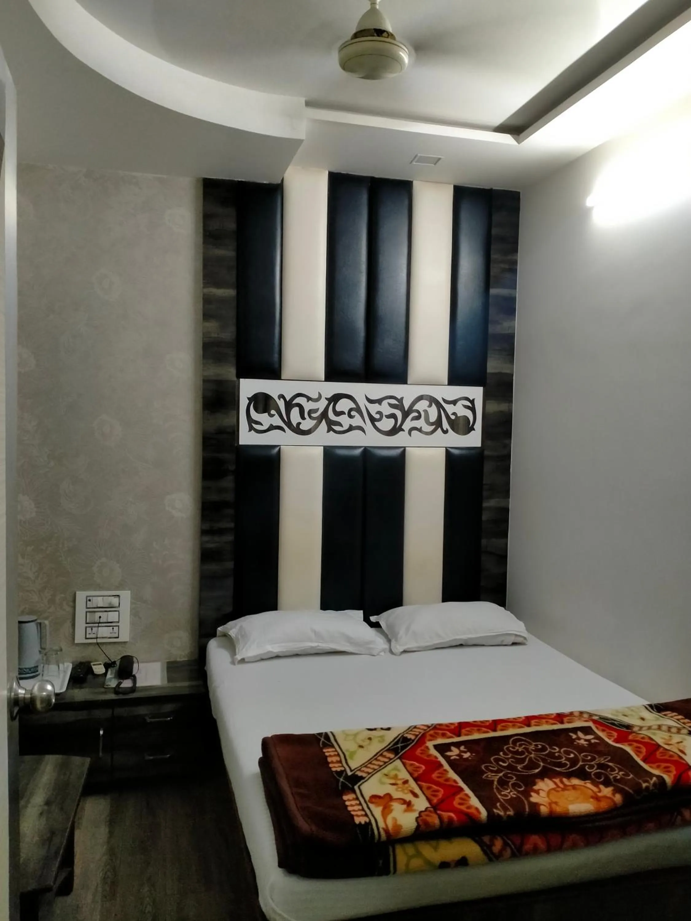 Bed in Hotel Broadway Colaba