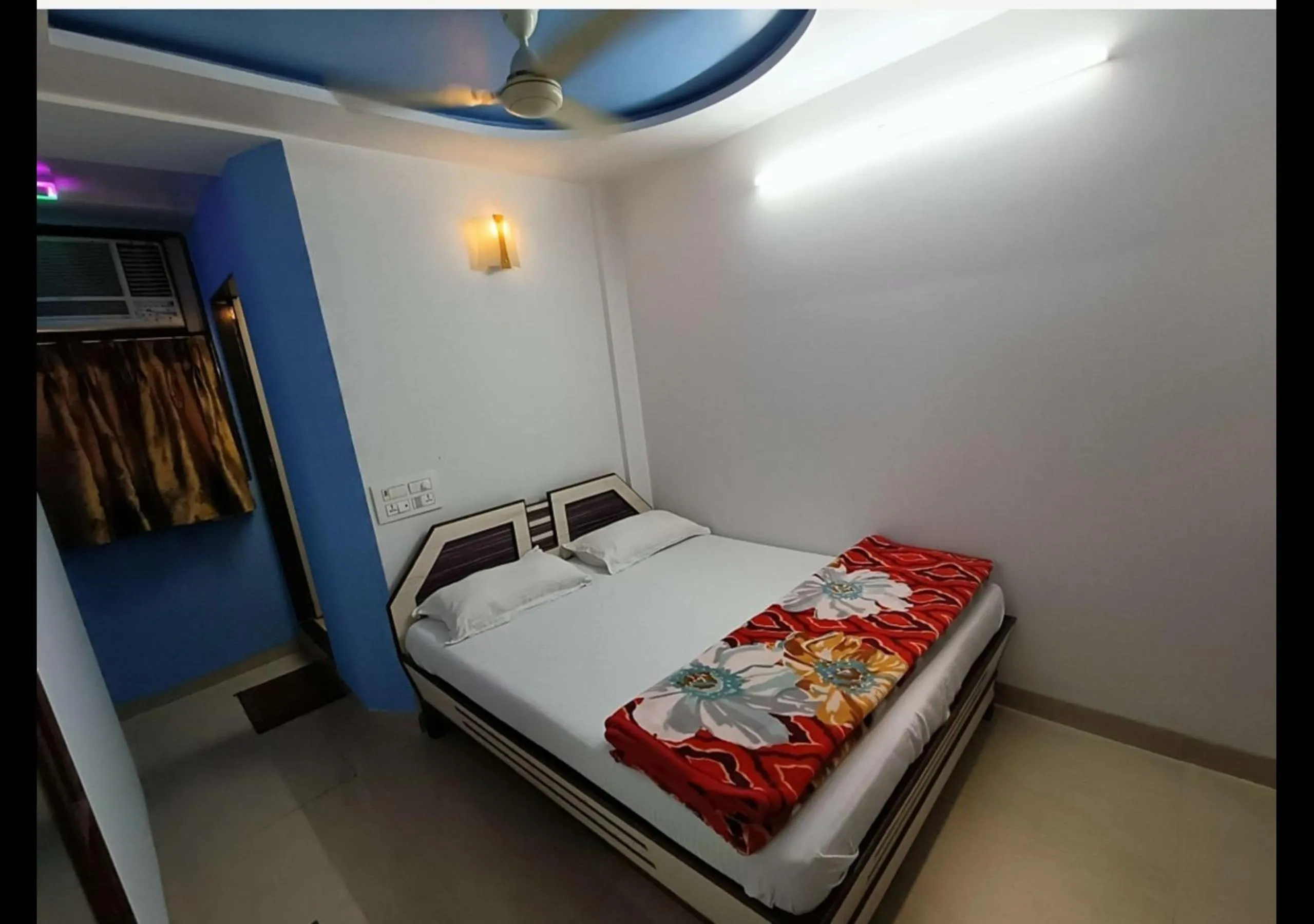 Bed in Hotel Broadway Colaba