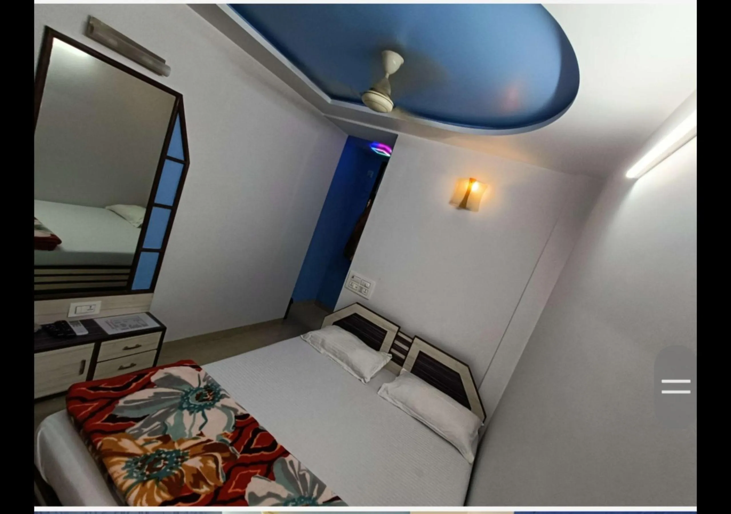 Bed in Hotel Broadway Colaba