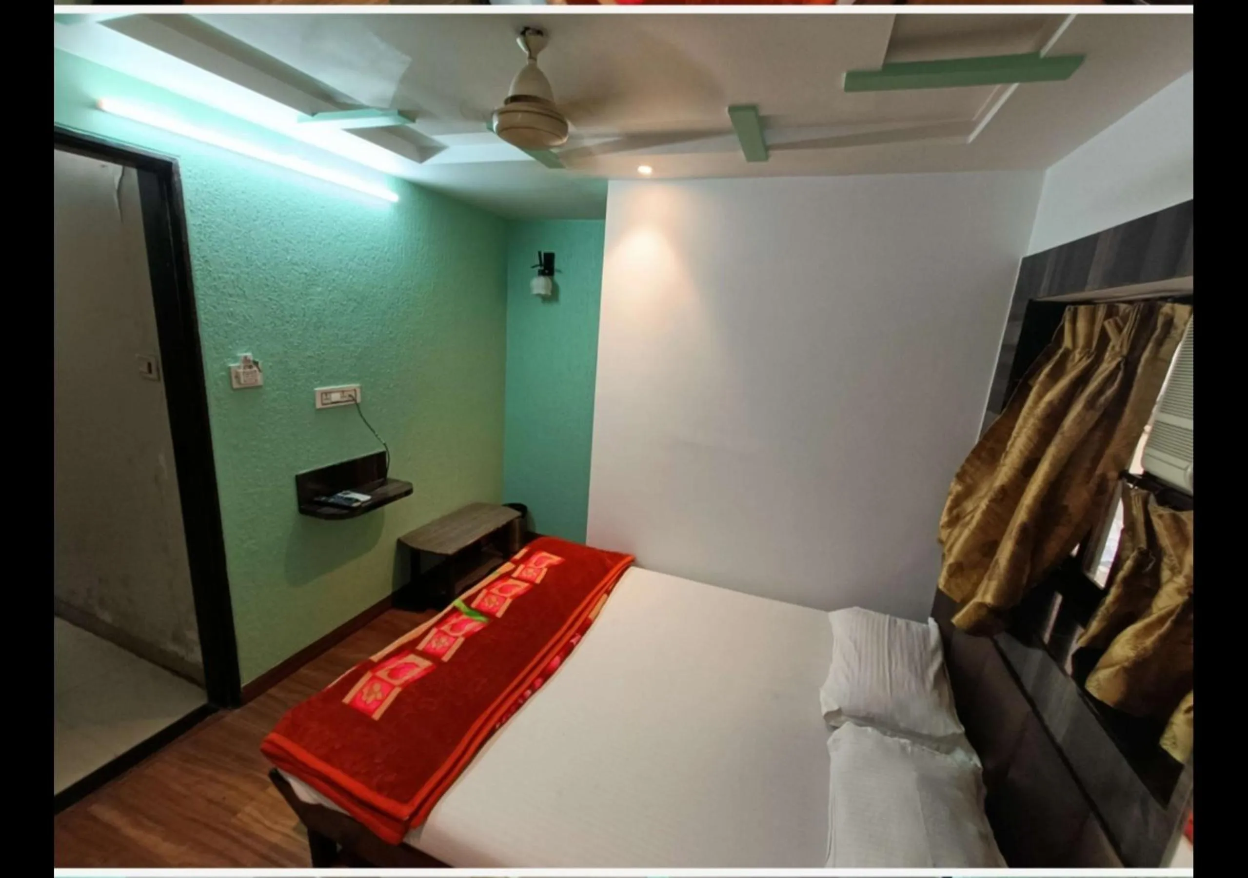 Bed in Hotel Broadway Colaba