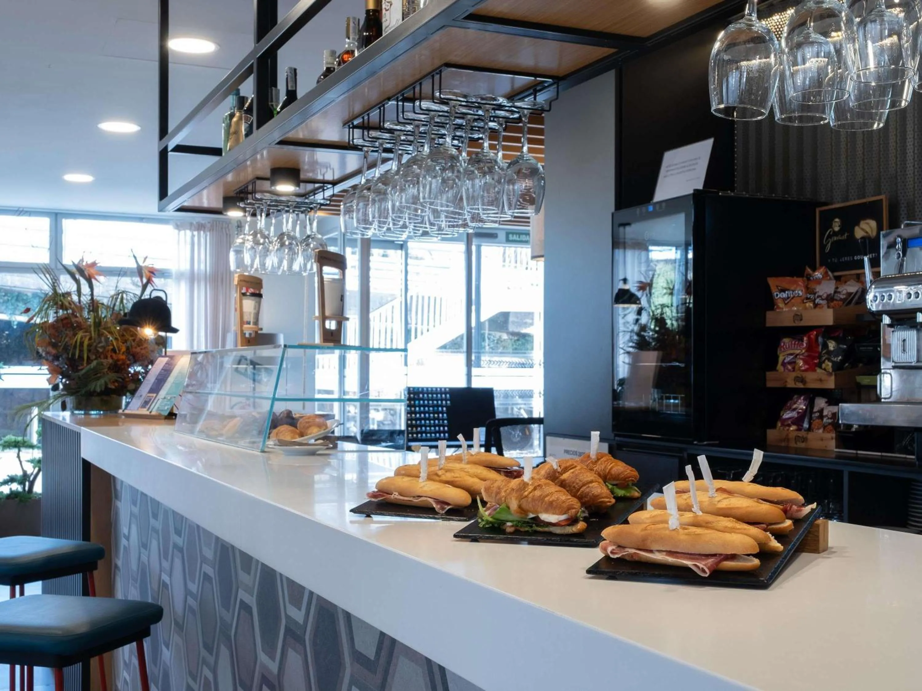 Lounge or bar in ibis Styles Santander