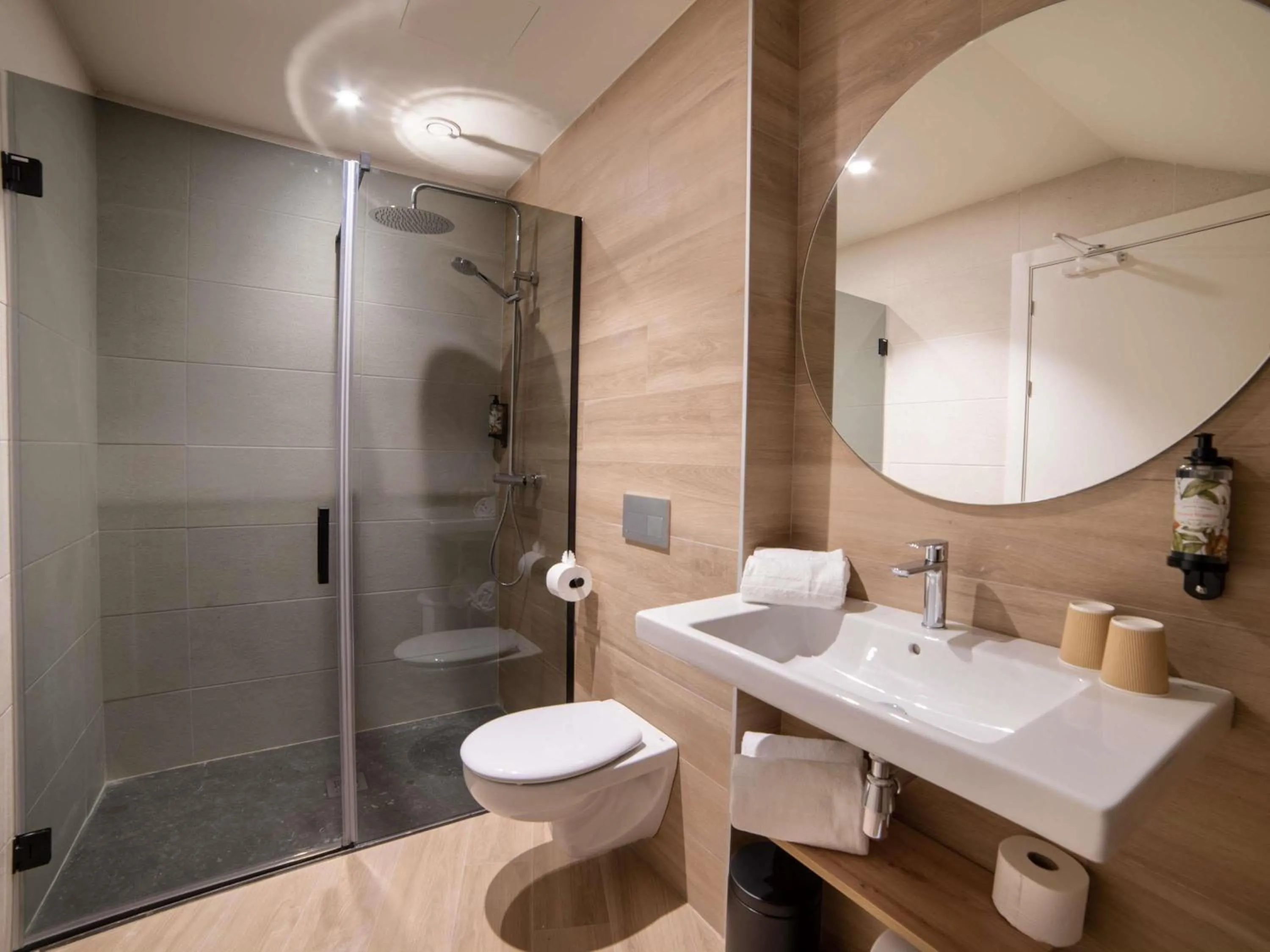 Bedroom in ibis Styles Santander
