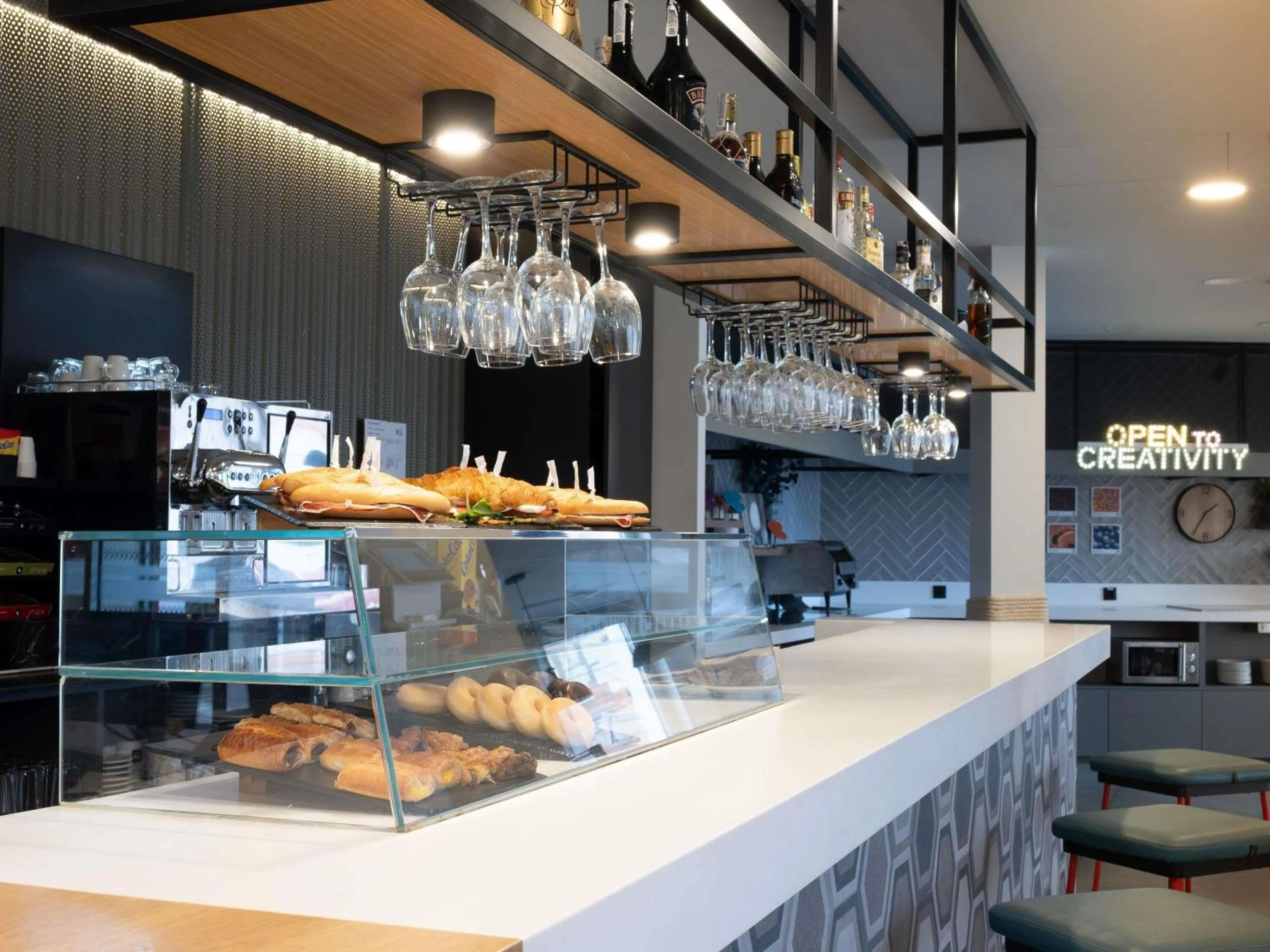 Lounge or bar in ibis Styles Santander