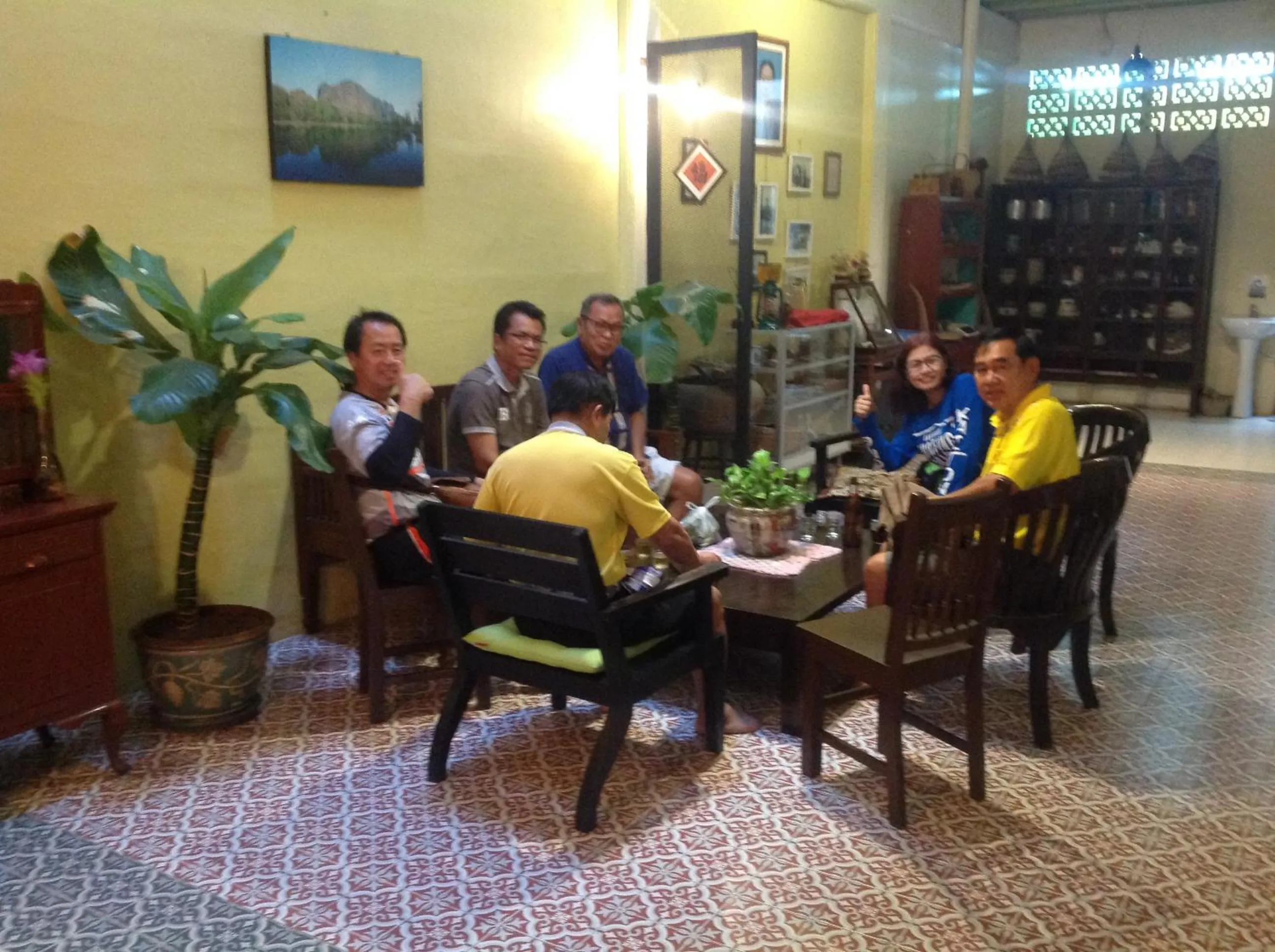 Communal lounge/ TV room in Thaweesuk Heritage Homestay