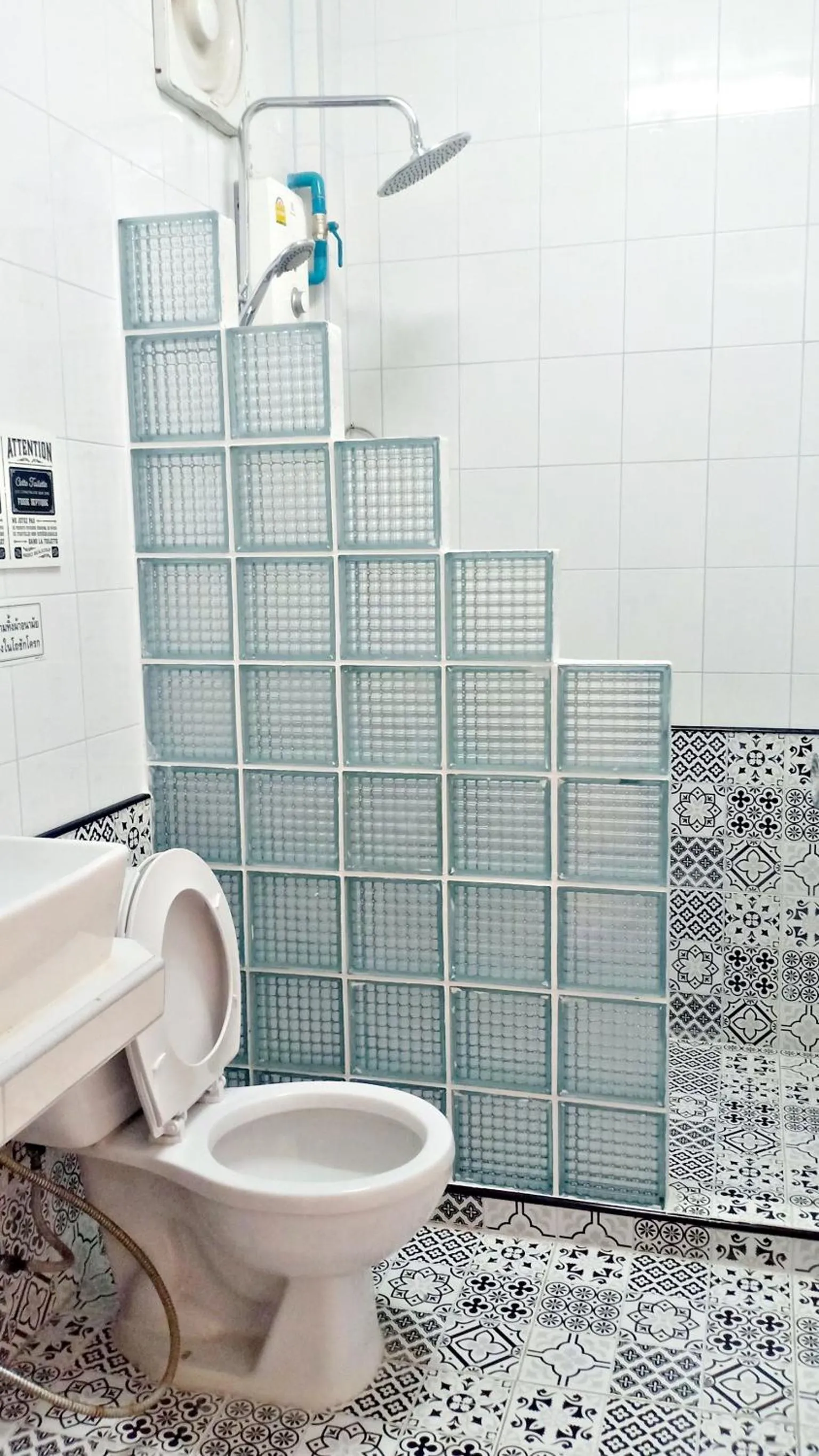 Bathroom in Thaweesuk Heritage Homestay