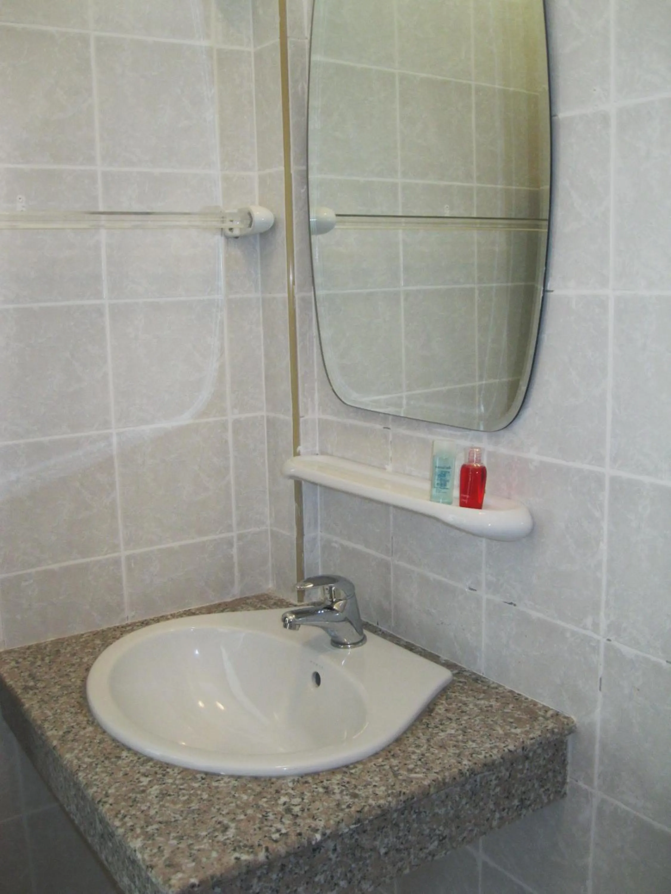 Shower in Thaweesuk Heritage Homestay