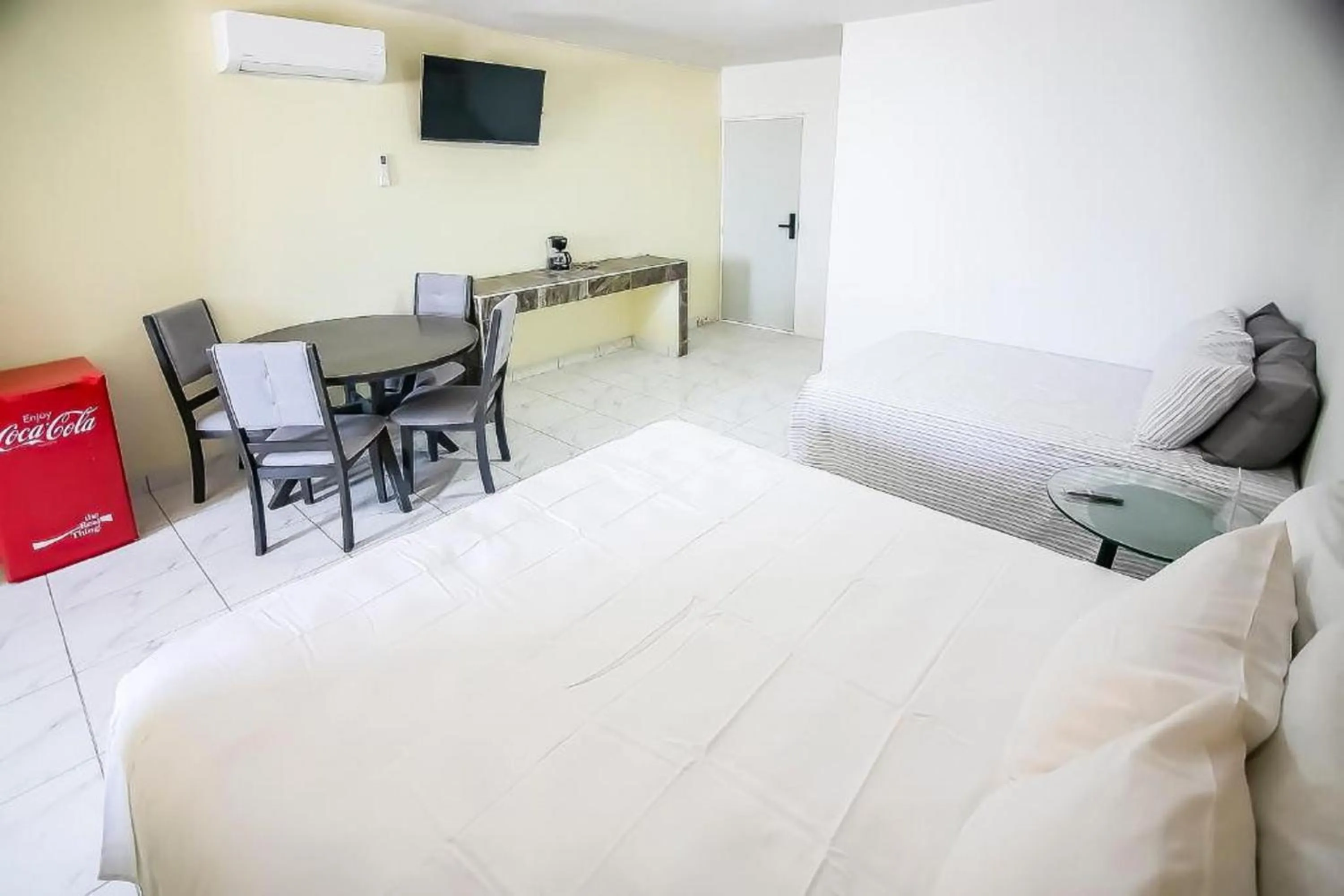 Bedroom, Bed in OYO Hotel Plaza Las Torres, Cabo San Lucas