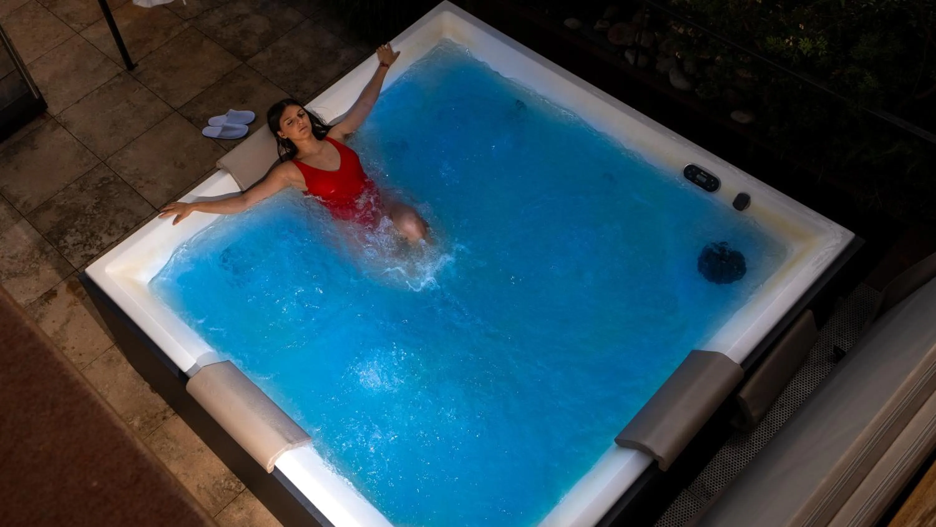 Hot Tub in Villa Balis Crema Verona Hills