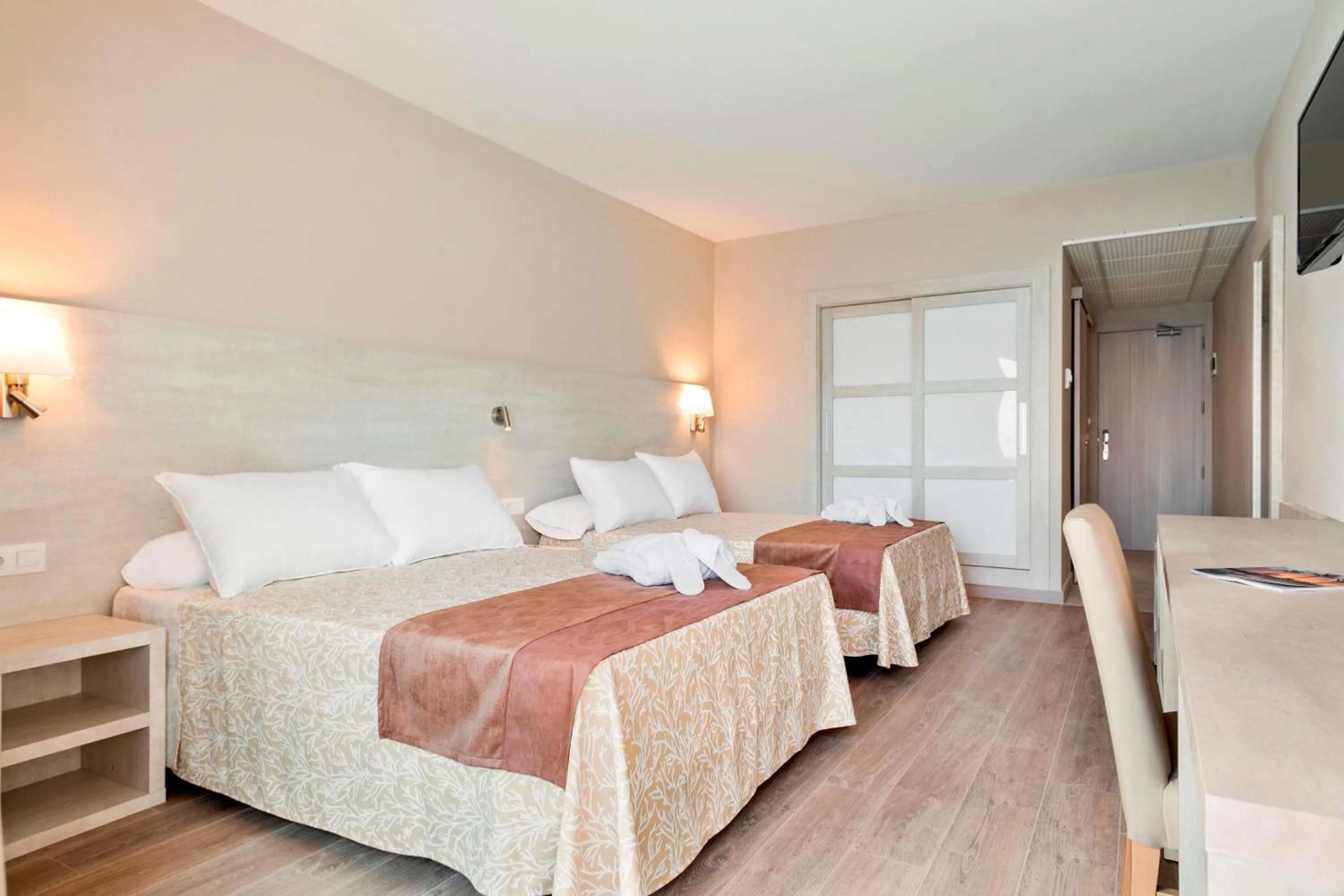 Photo of the whole room, Bed in Hotel Best Punta Dorada