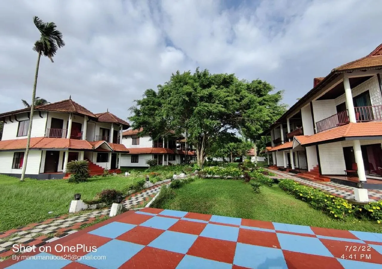 Swimming pool in Doves Goldfieldd Lake Resort