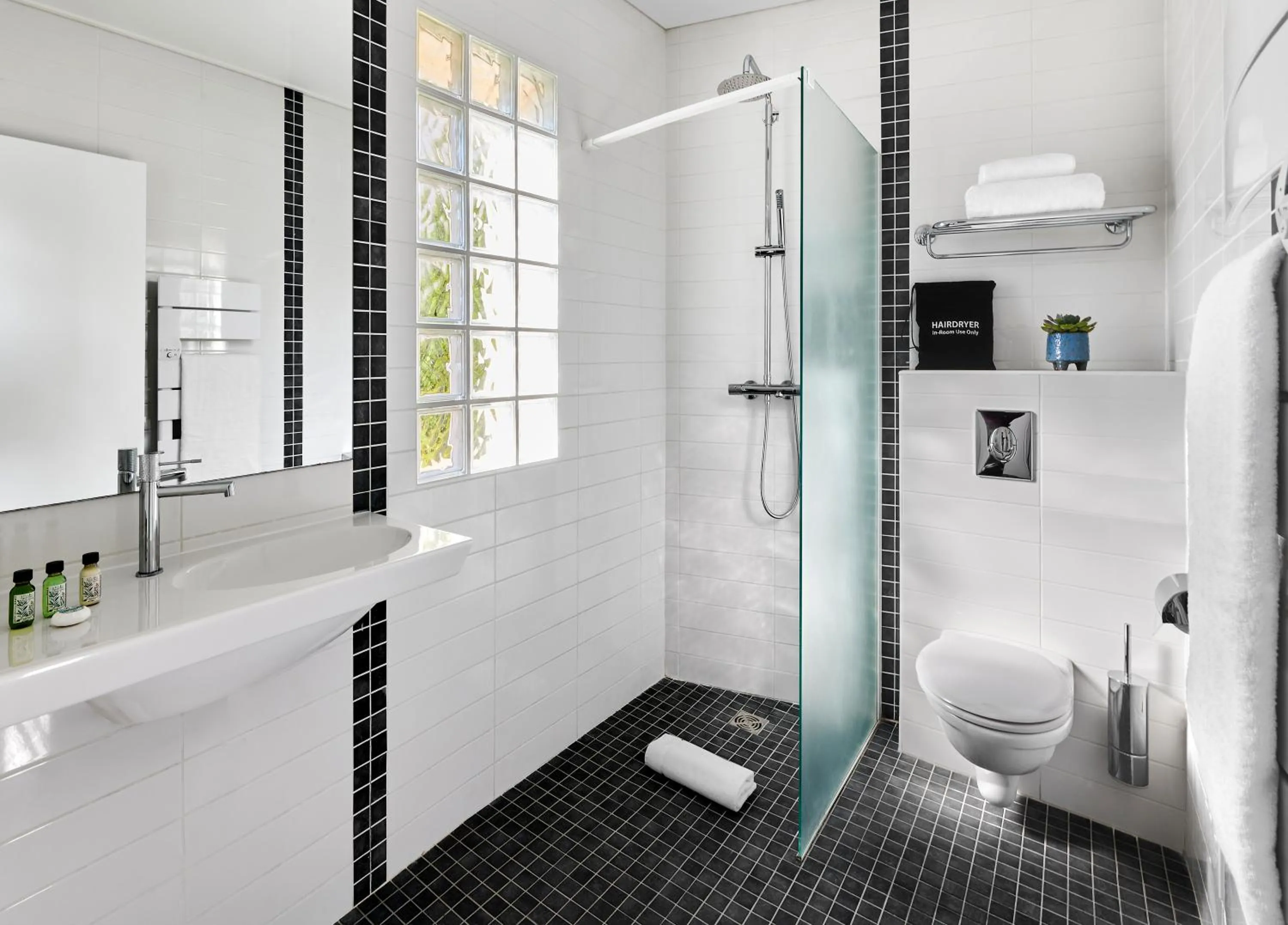 Bathroom in Hotel Le Suquet Cannes