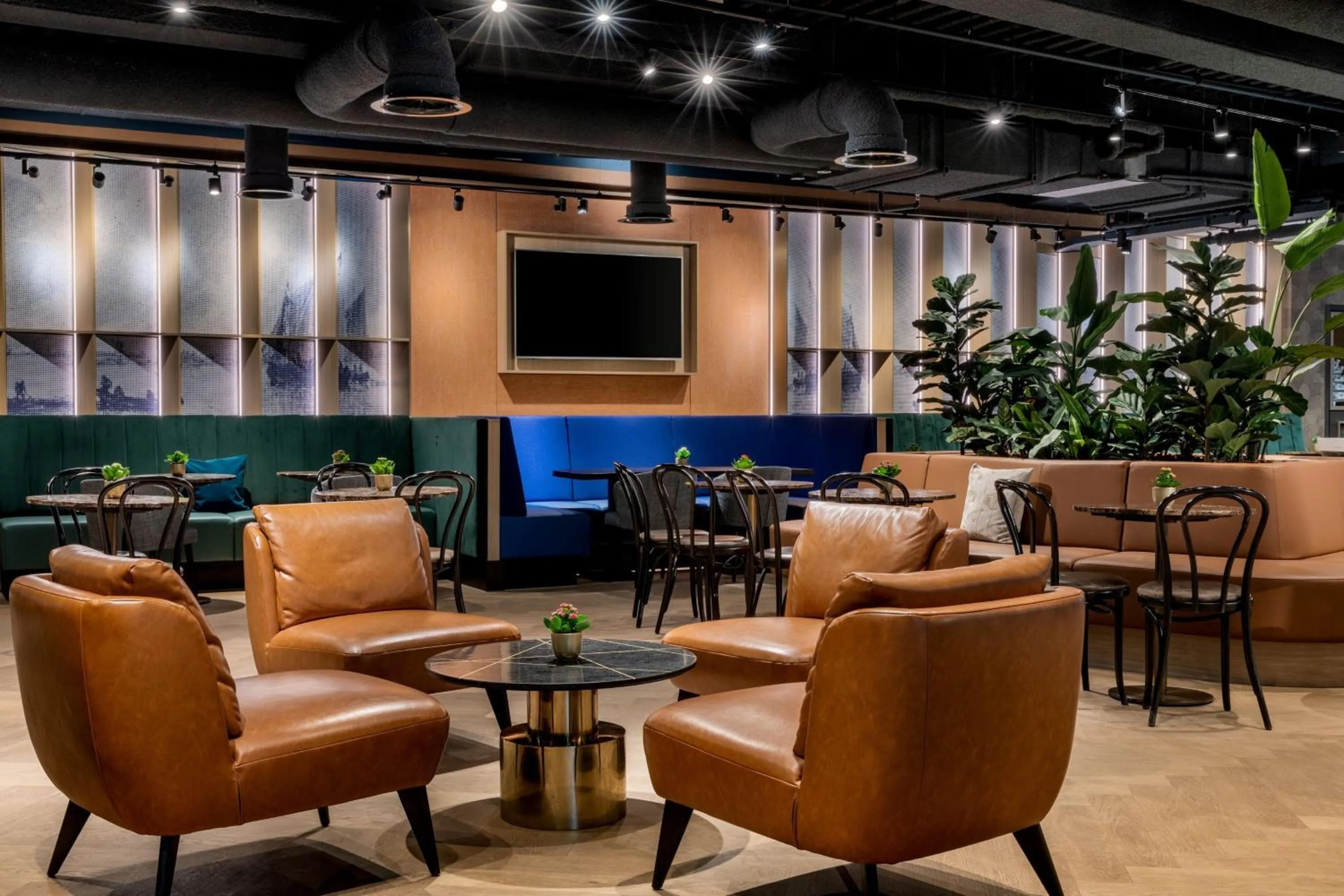 Lounge or bar in Corendon Amsterdam Schiphol Airport, a Tribute Portfolio Hotel