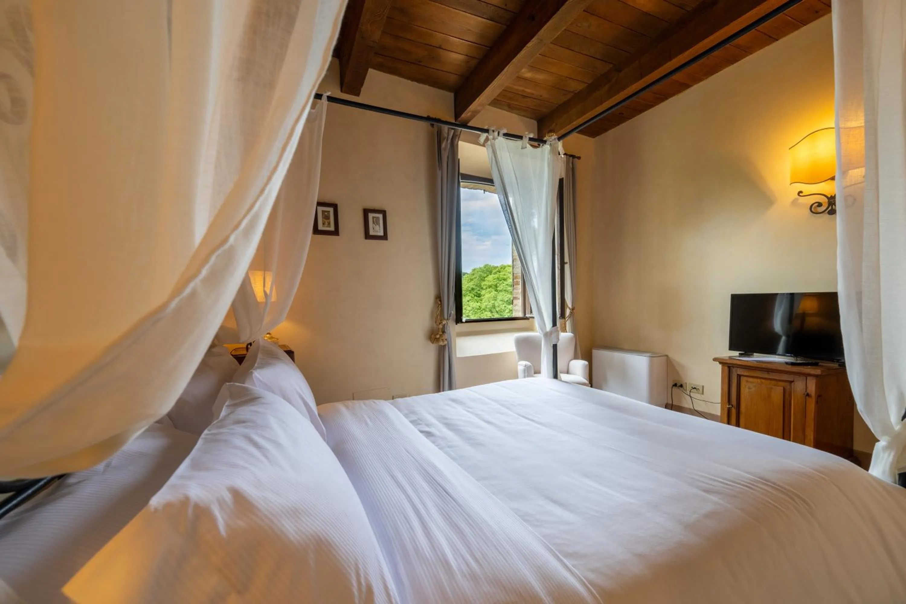 Bedroom, Bed in Palazzo Viviani - Castello di Montegridolfo
