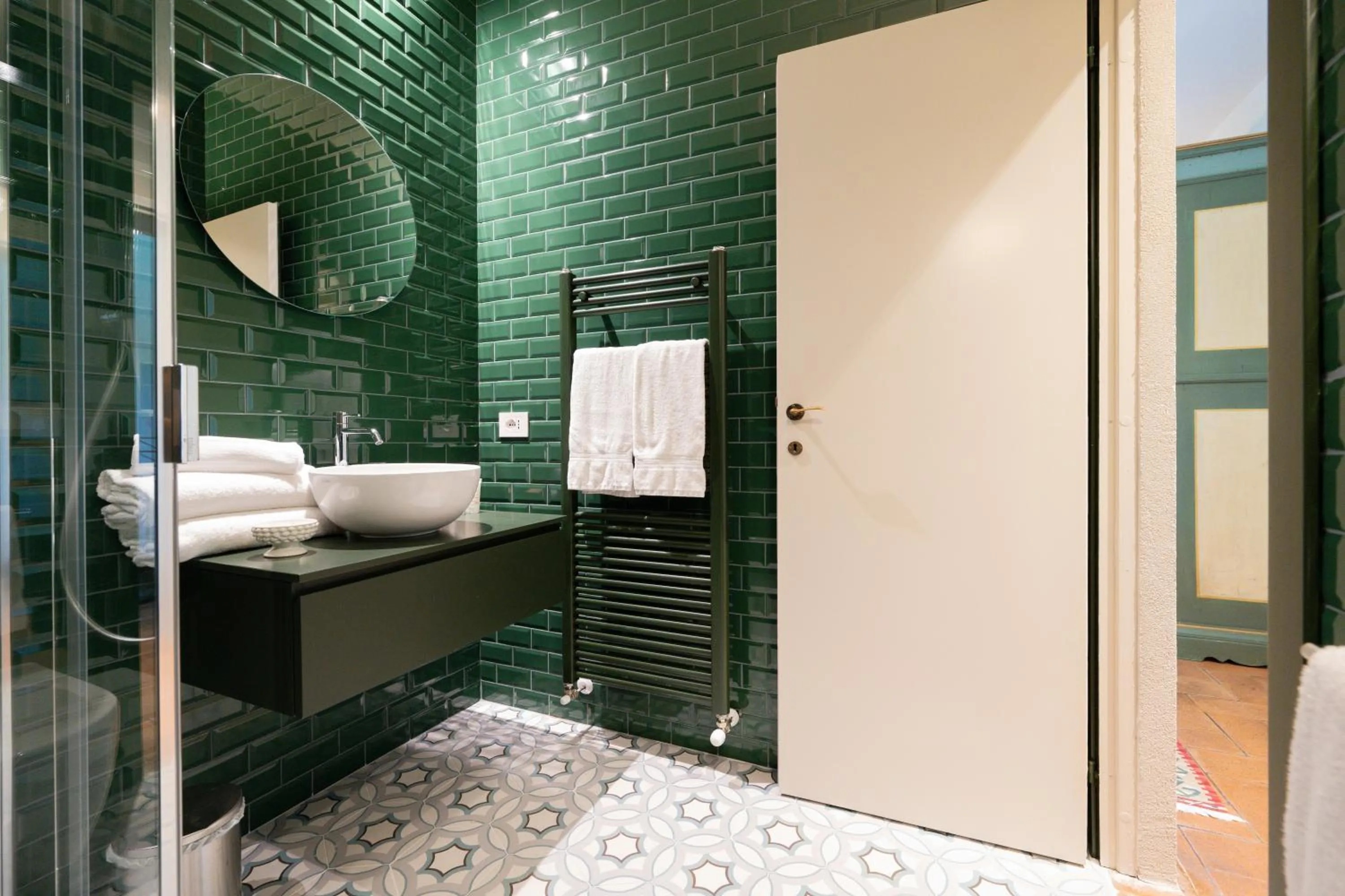 Shower, Bed in Palazzo Viviani - Castello di Montegridolfo