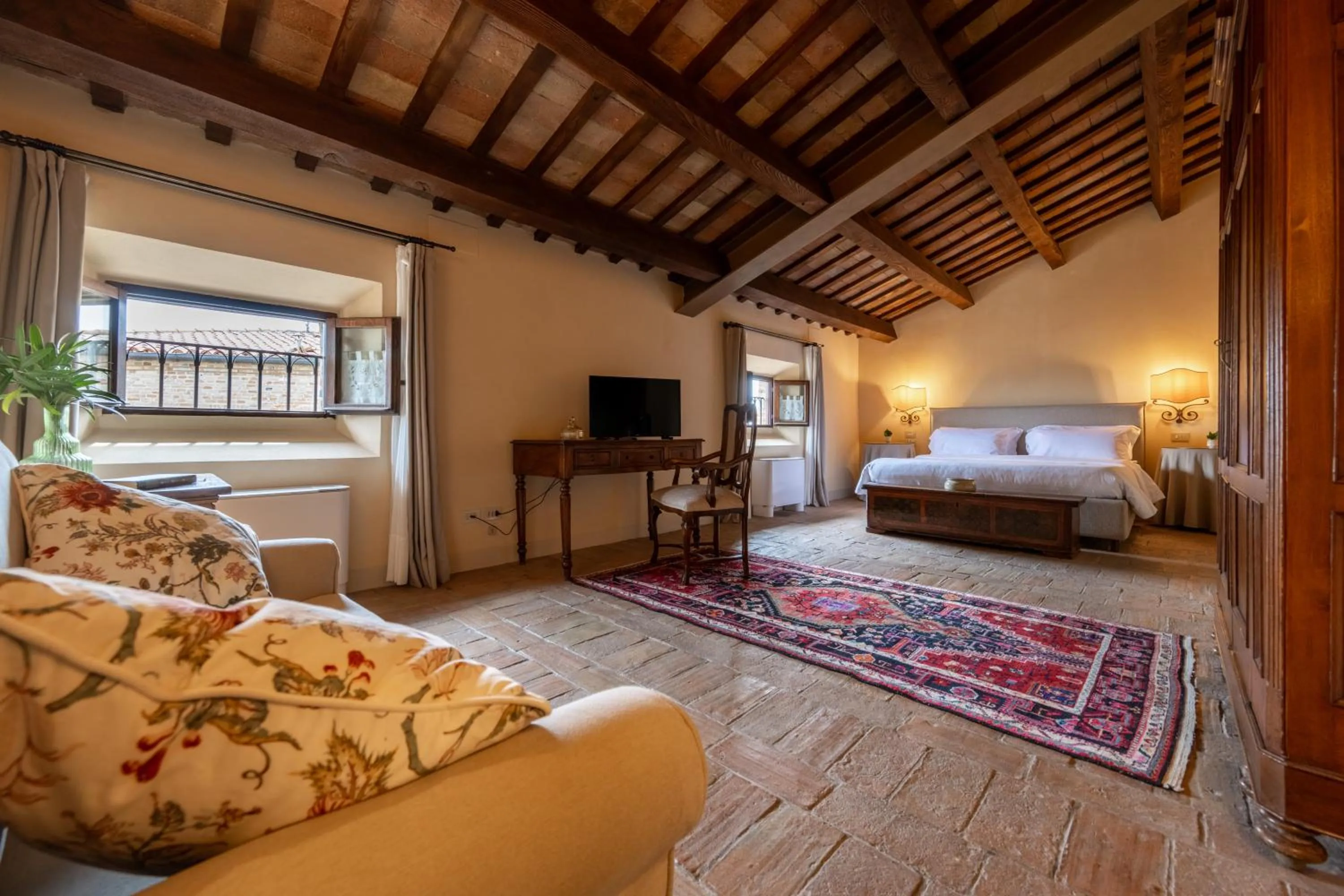 Photo of the whole room, Bed in Palazzo Viviani - Castello di Montegridolfo