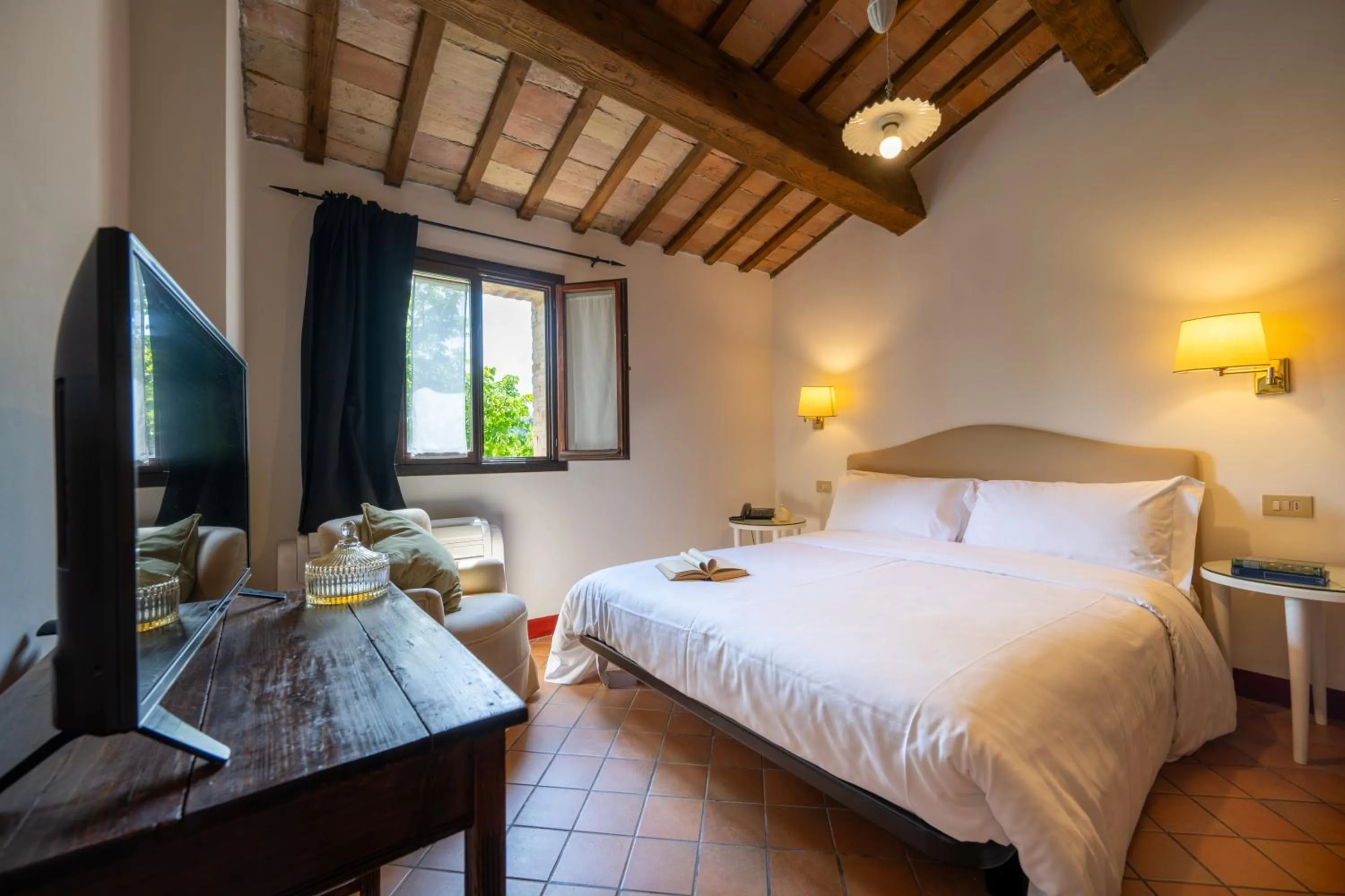 Bedroom, Bed in Palazzo Viviani - Castello di Montegridolfo