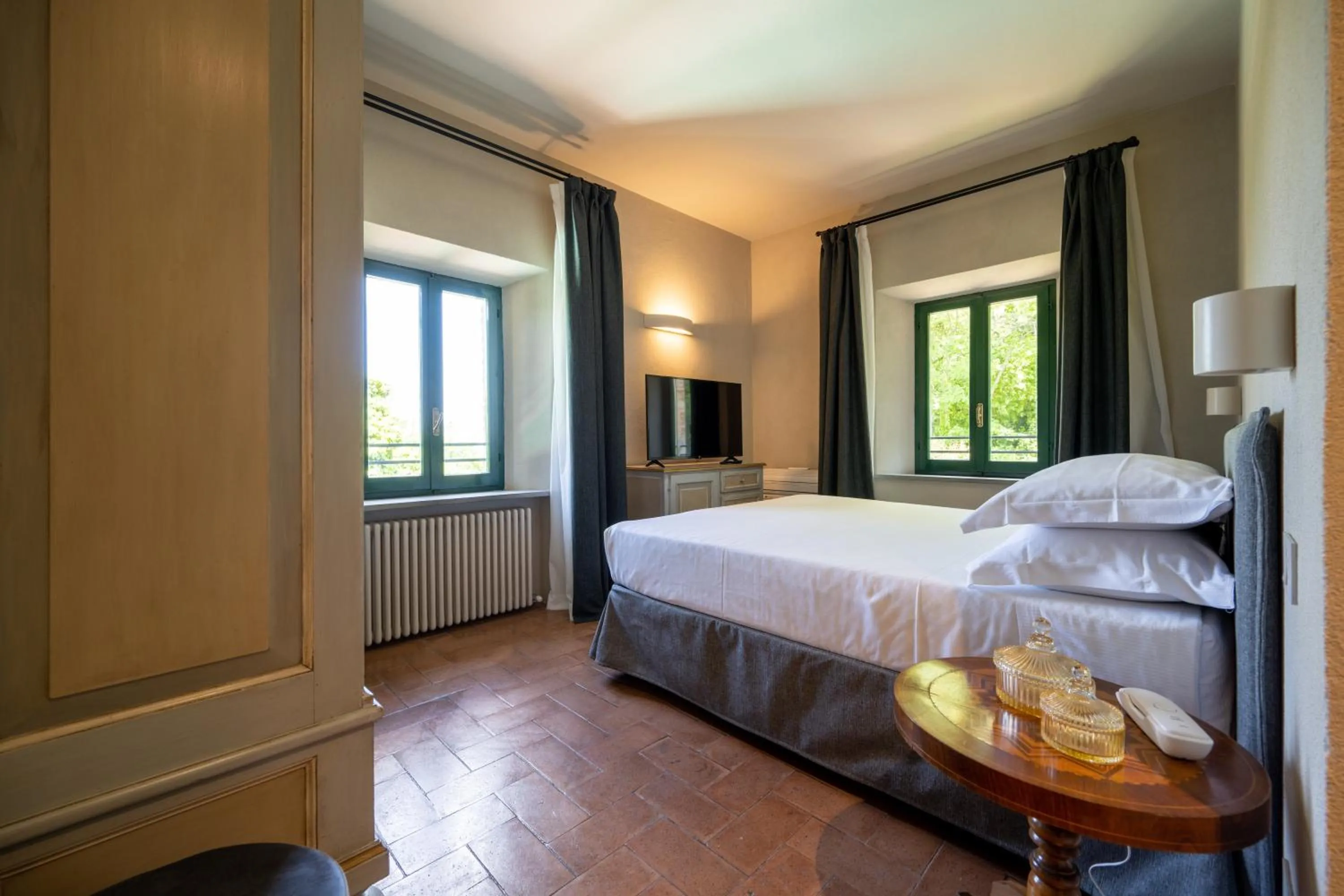 Photo of the whole room, Bed in Palazzo Viviani - Castello di Montegridolfo