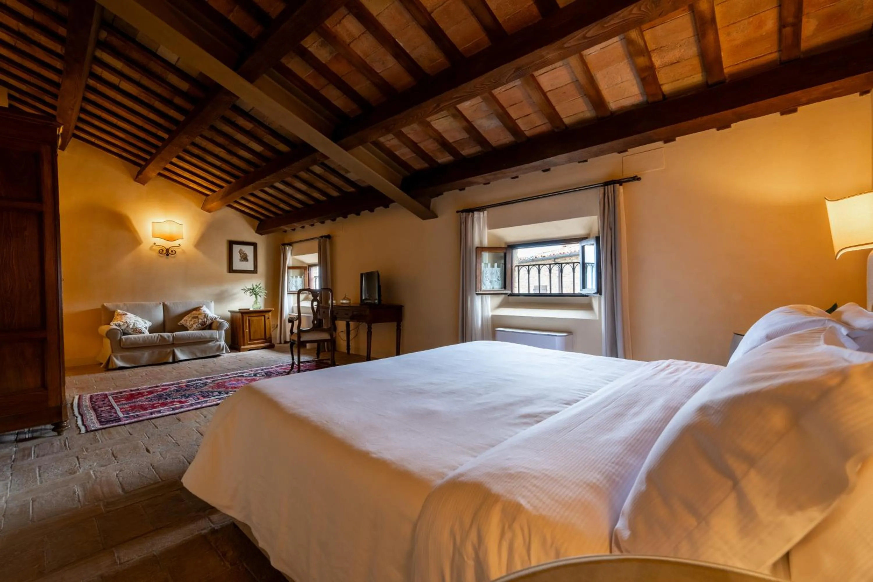 Photo of the whole room, Bed in Palazzo Viviani - Castello di Montegridolfo