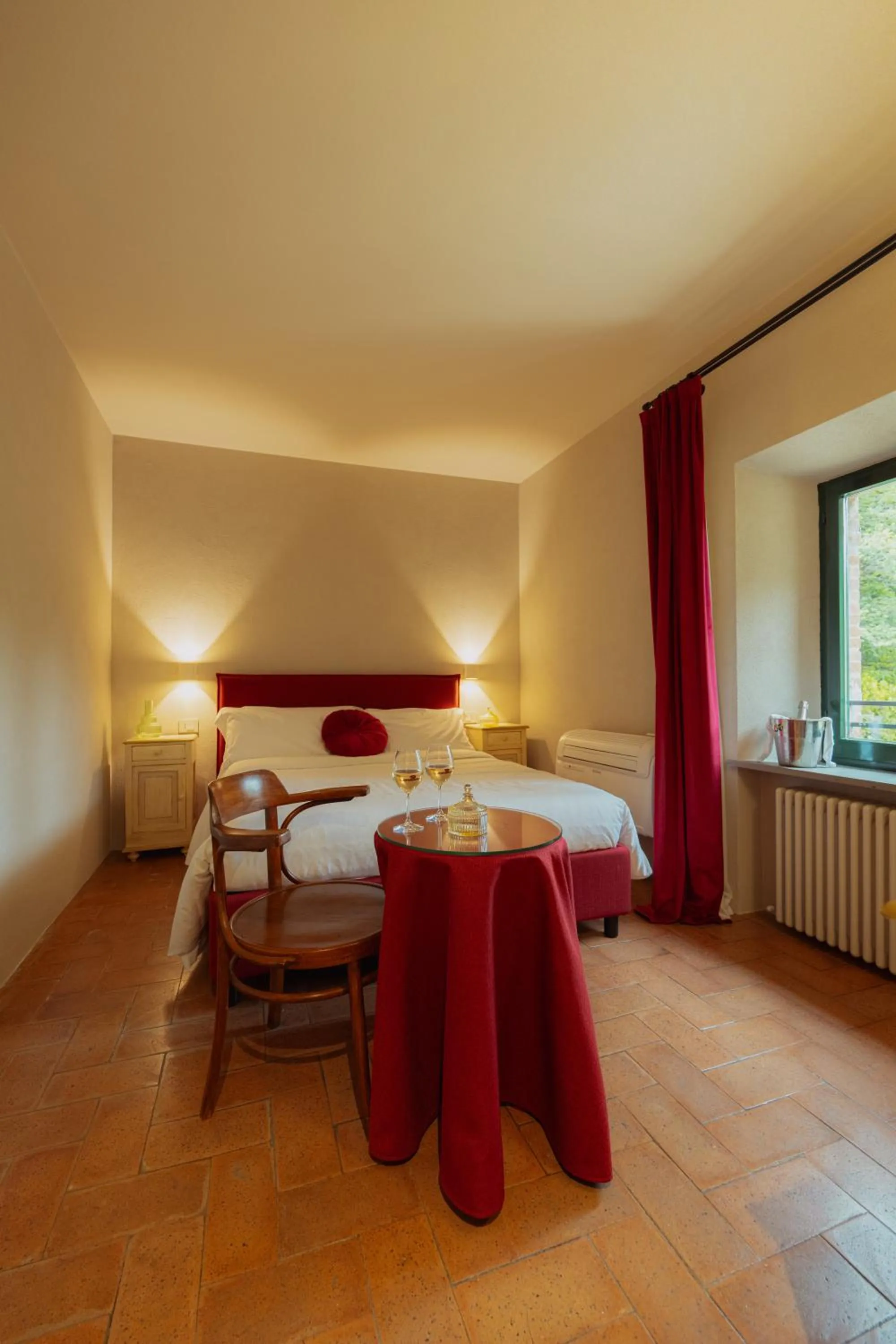 Bedroom, Bed in Palazzo Viviani - Castello di Montegridolfo