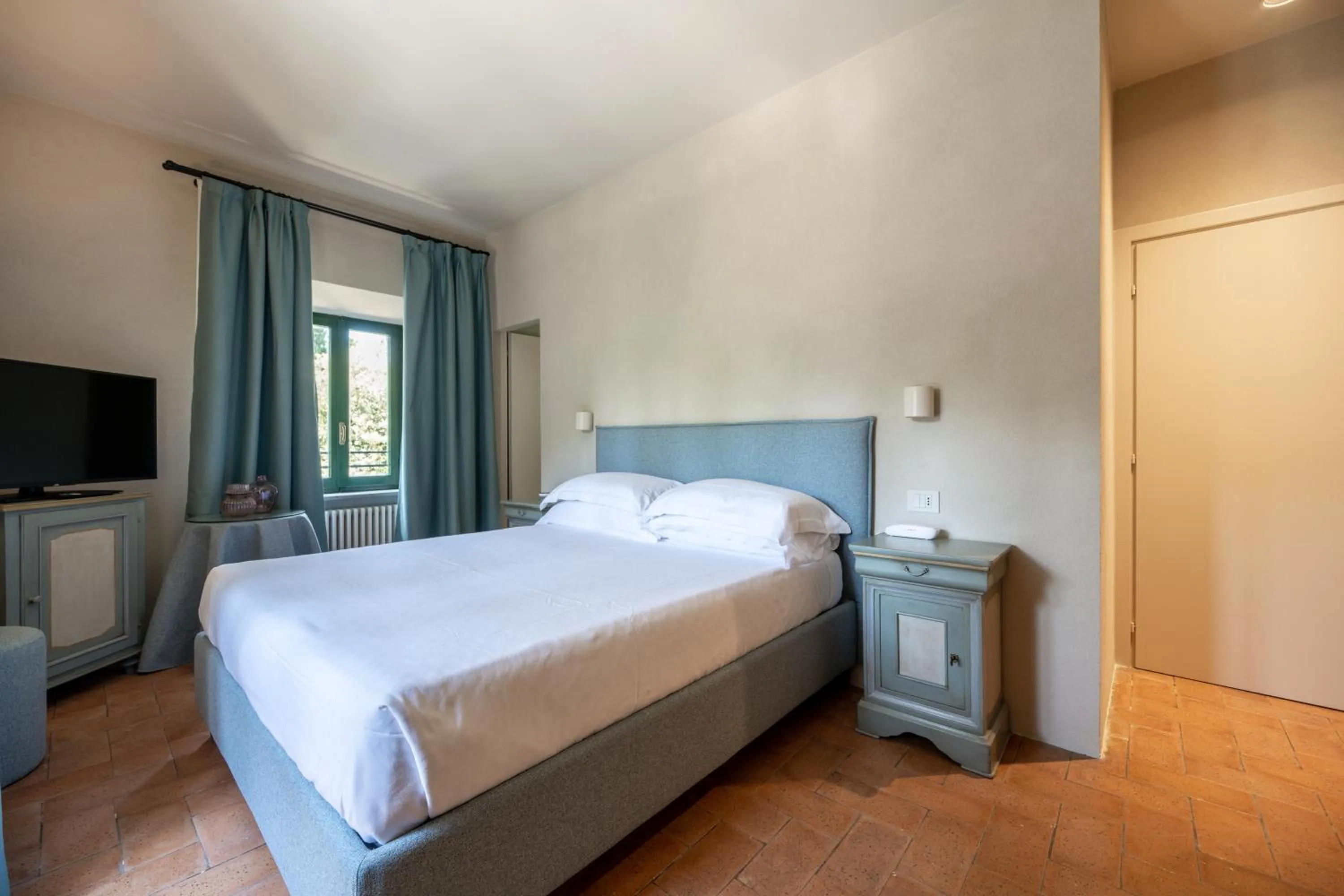 Photo of the whole room, Bed in Palazzo Viviani - Castello di Montegridolfo