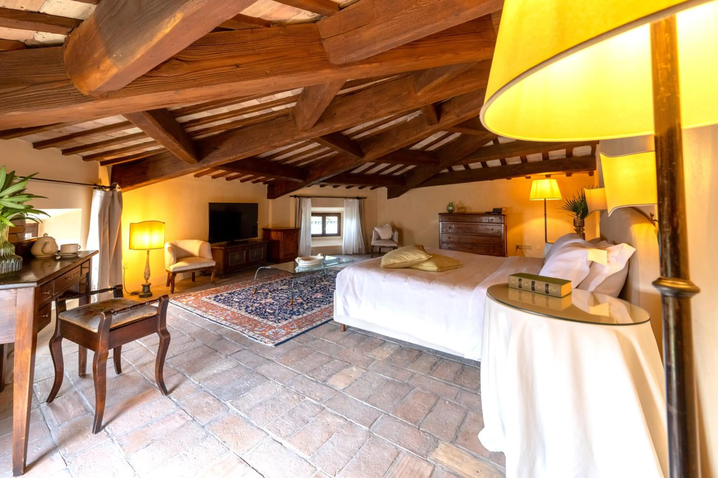 Photo of the whole room, Bed in Palazzo Viviani - Castello di Montegridolfo