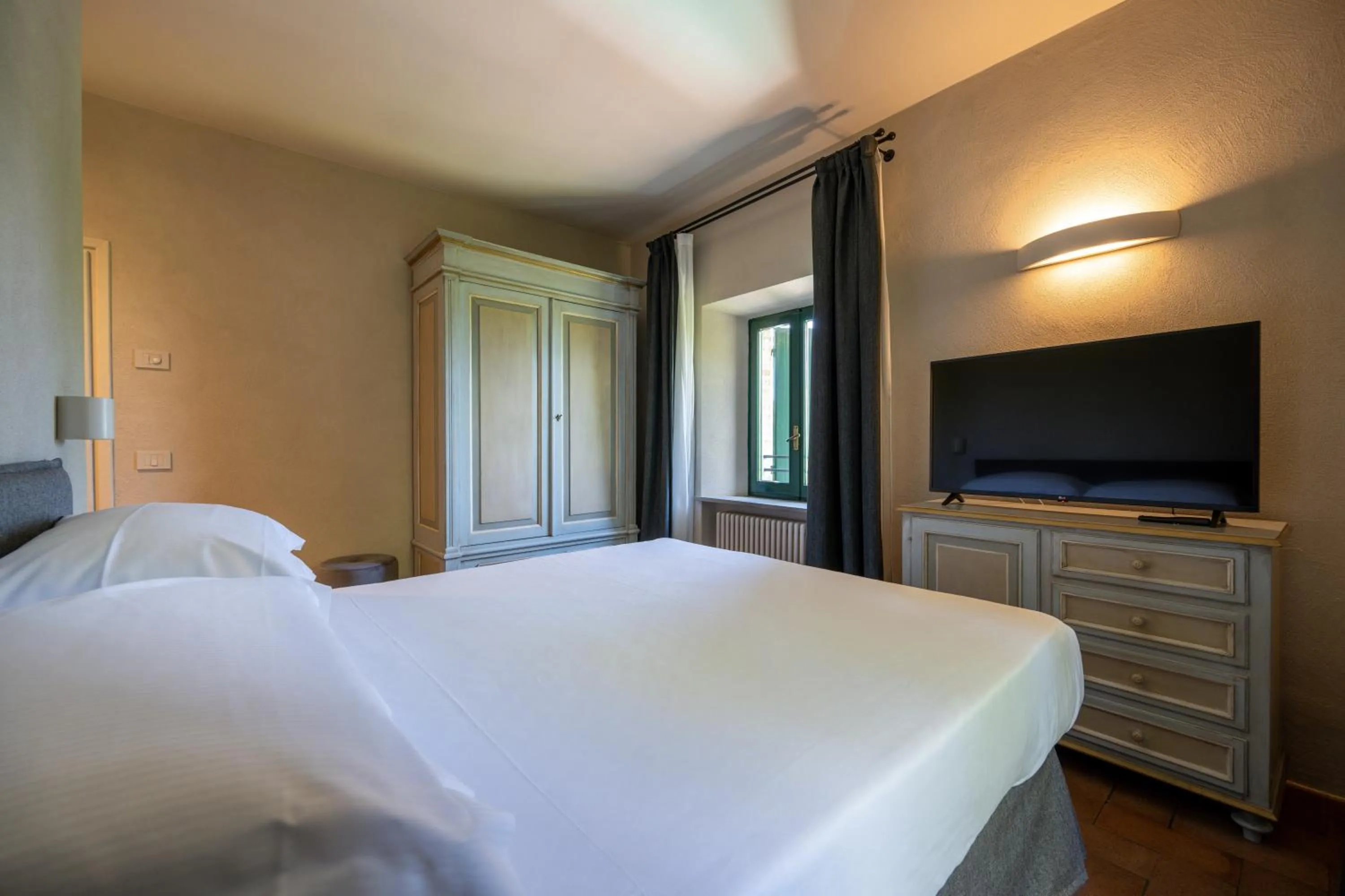 Bedroom, Bed in Palazzo Viviani - Castello di Montegridolfo