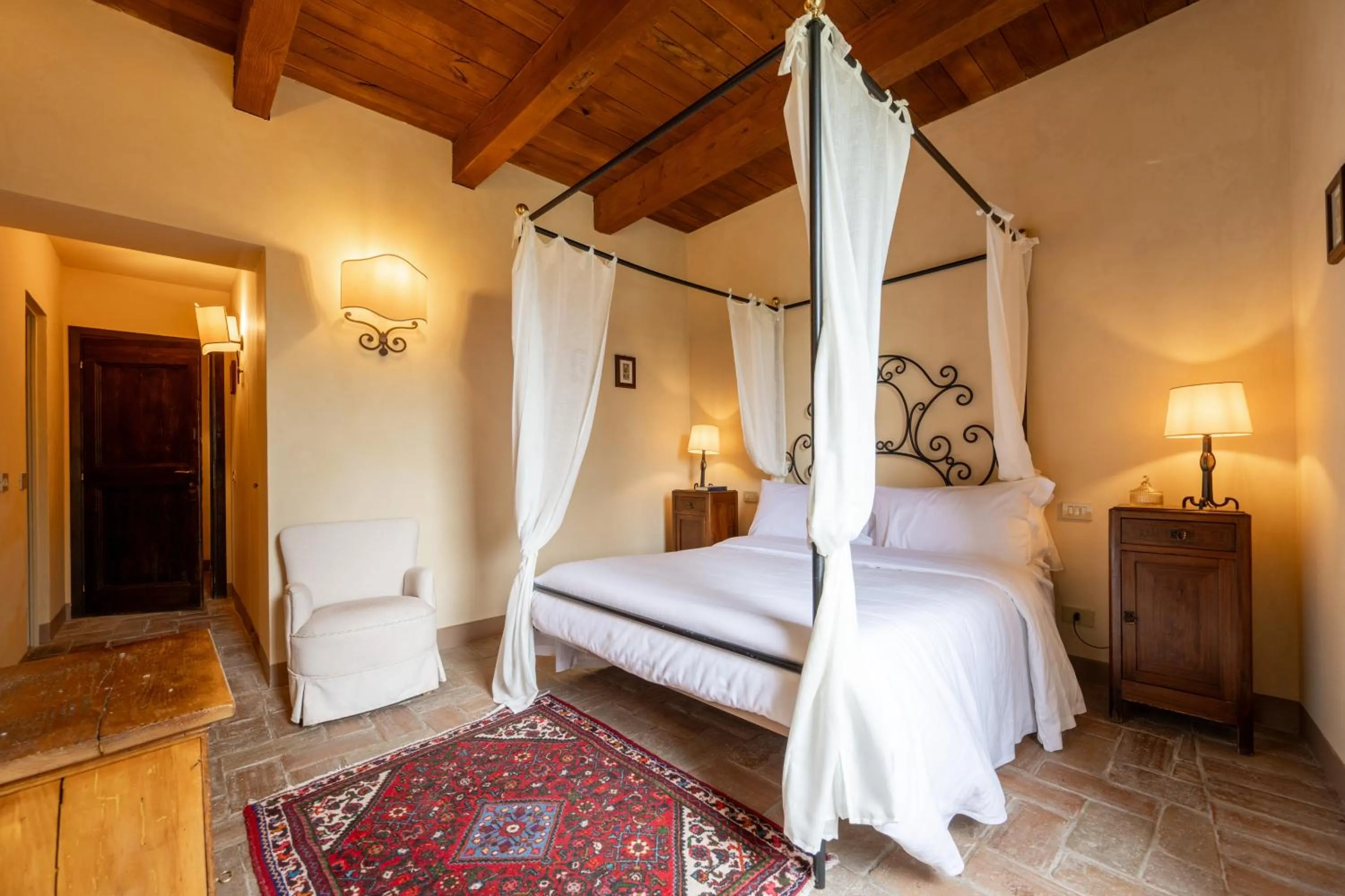 Bedroom, Bed in Palazzo Viviani - Castello di Montegridolfo