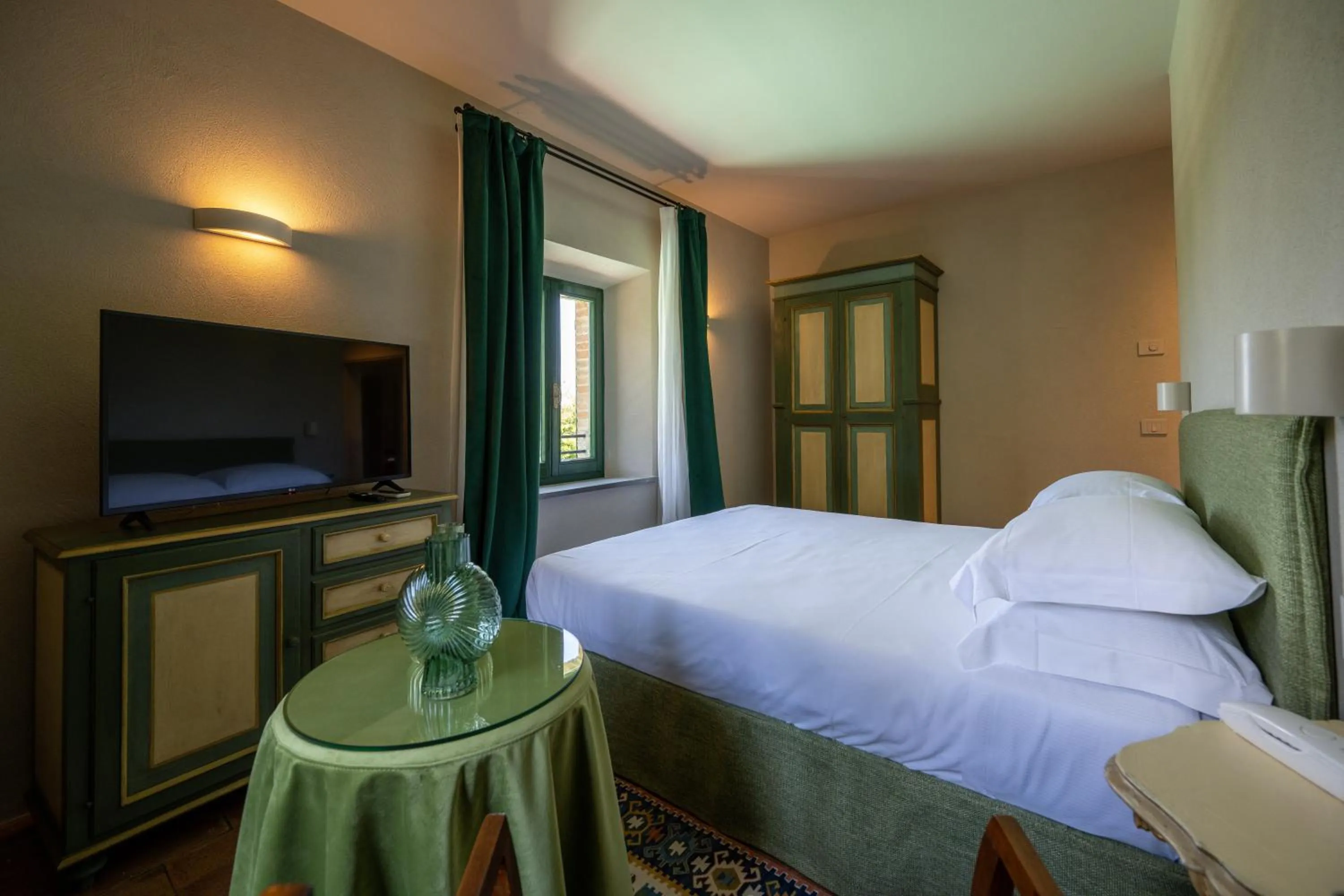 Photo of the whole room, Bed in Palazzo Viviani - Castello di Montegridolfo