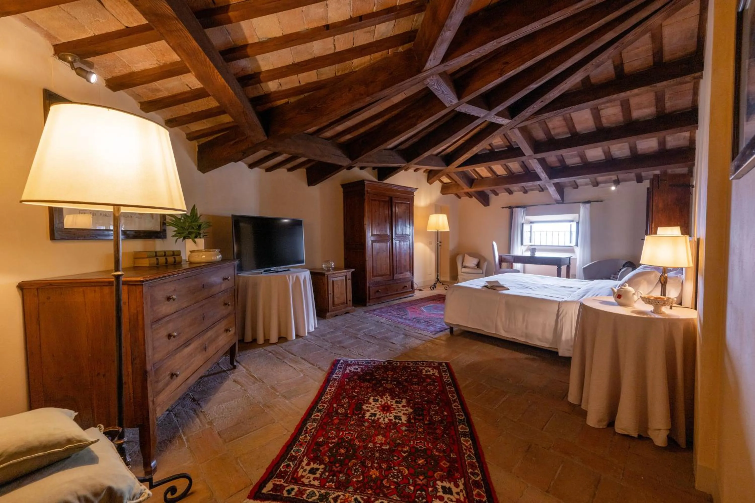 Photo of the whole room, Bed in Palazzo Viviani - Castello di Montegridolfo