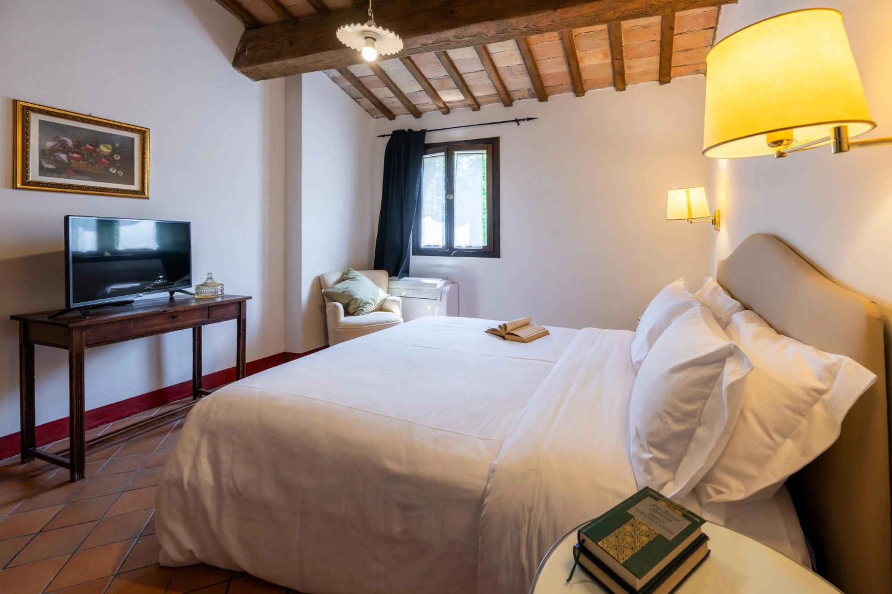 Bedroom, Bed in Palazzo Viviani - Castello di Montegridolfo