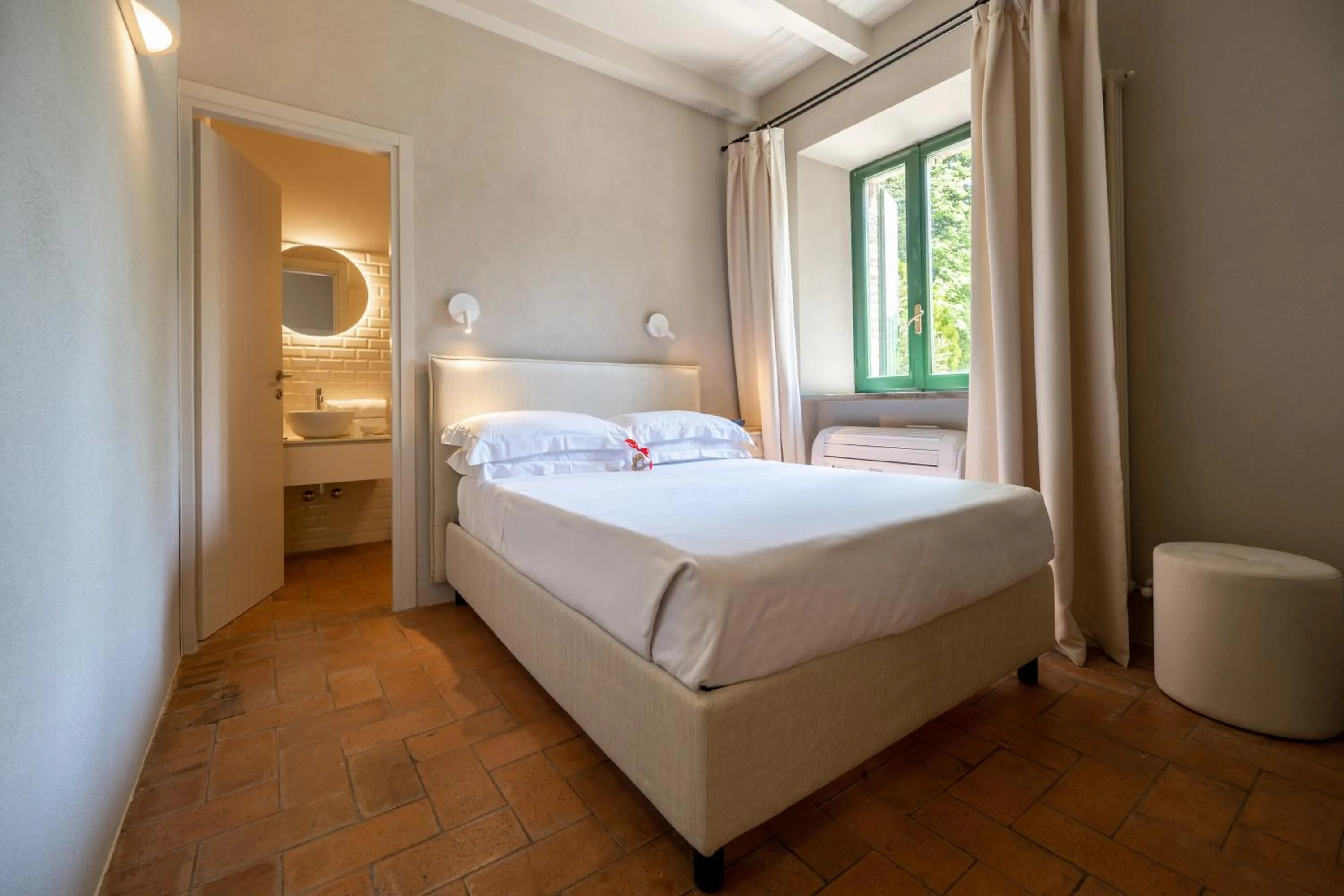 Photo of the whole room, Bed in Palazzo Viviani - Castello di Montegridolfo