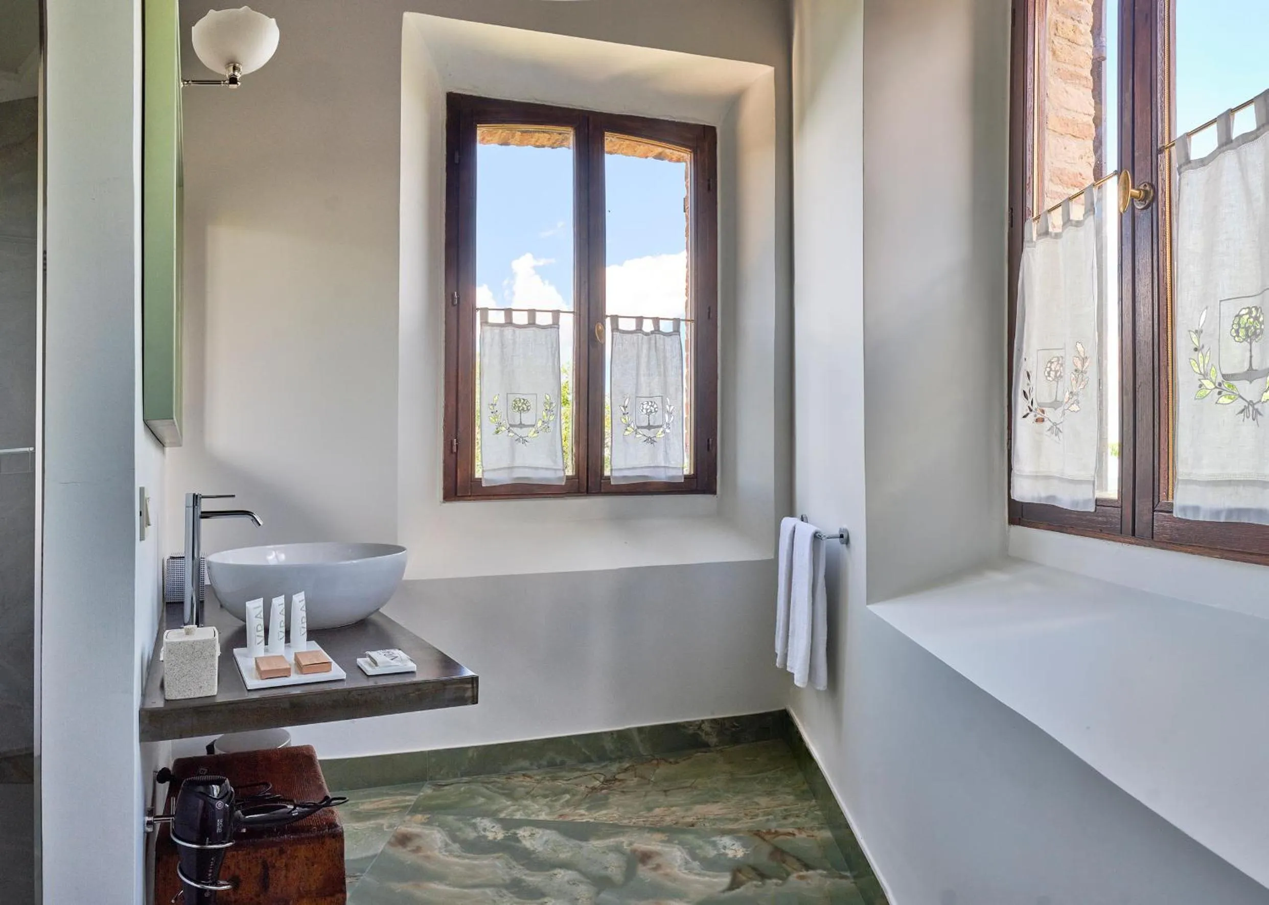 Bathroom, Bed in Palazzo Viviani - Castello di Montegridolfo