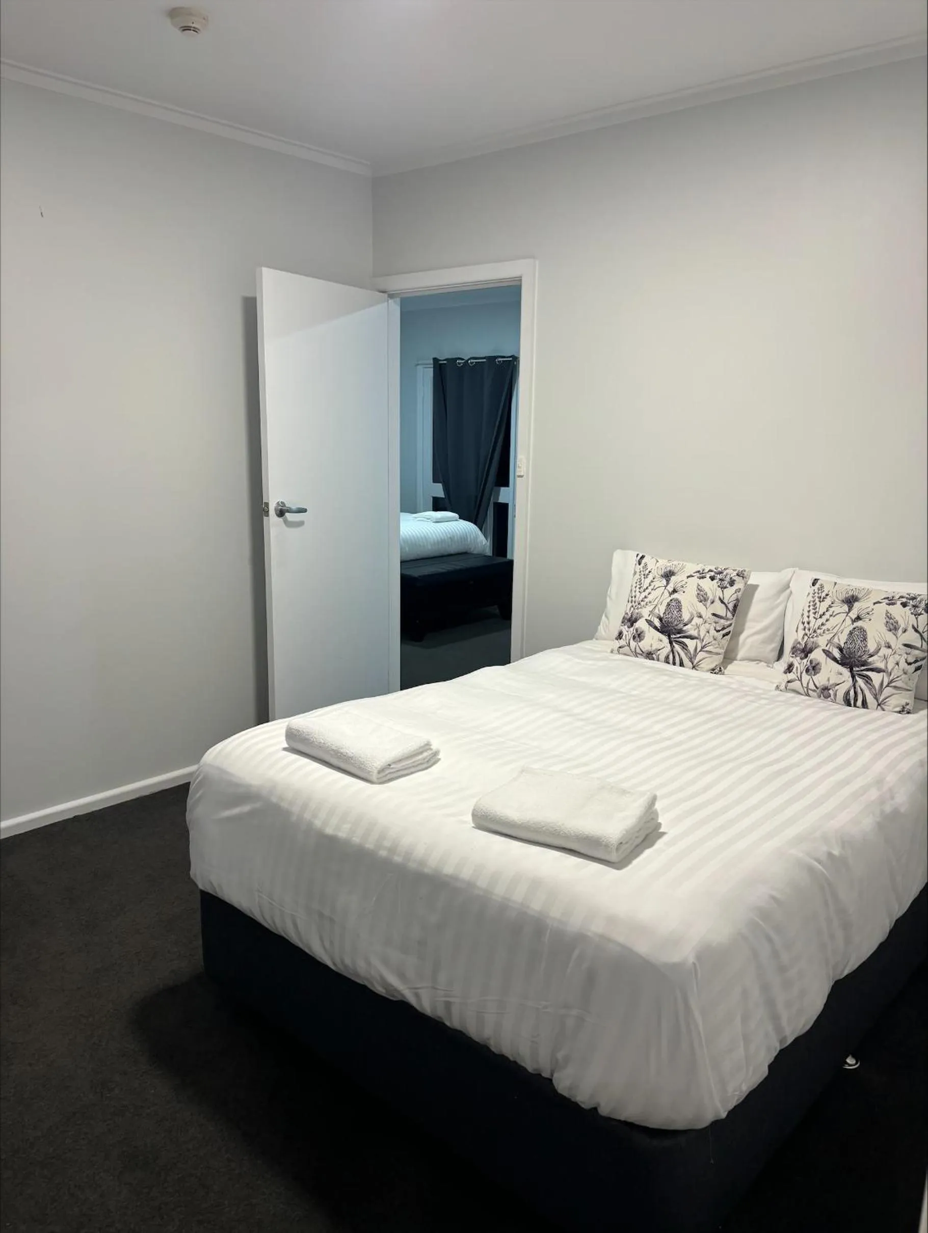 Bedroom, Bed in Myrtleford Hotel