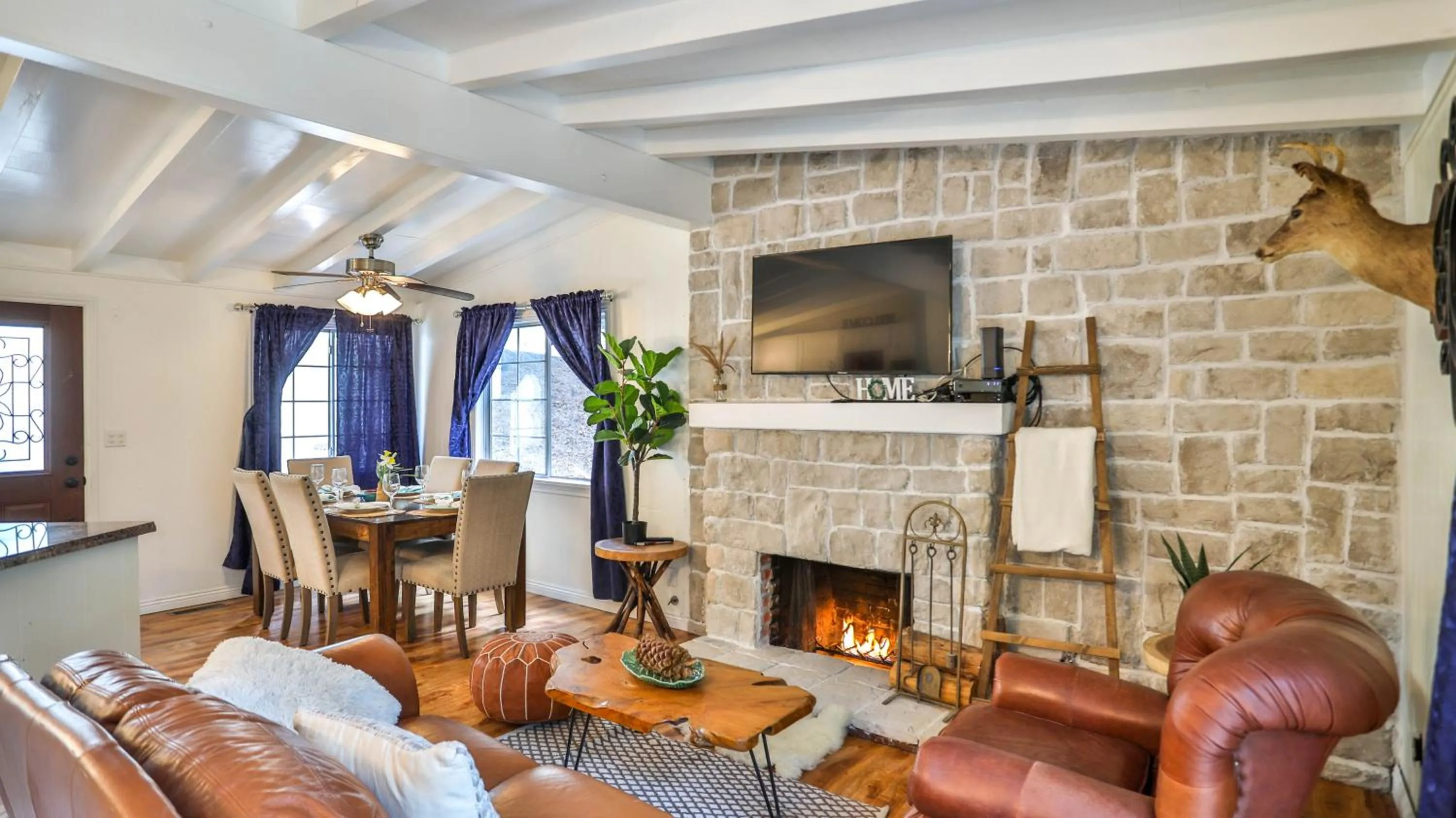 Dining area in Lake house Cabin - Lake Arrowhead