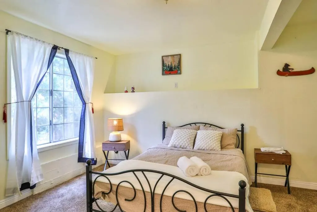 Bed in Lake house Cabin - Lake Arrowhead