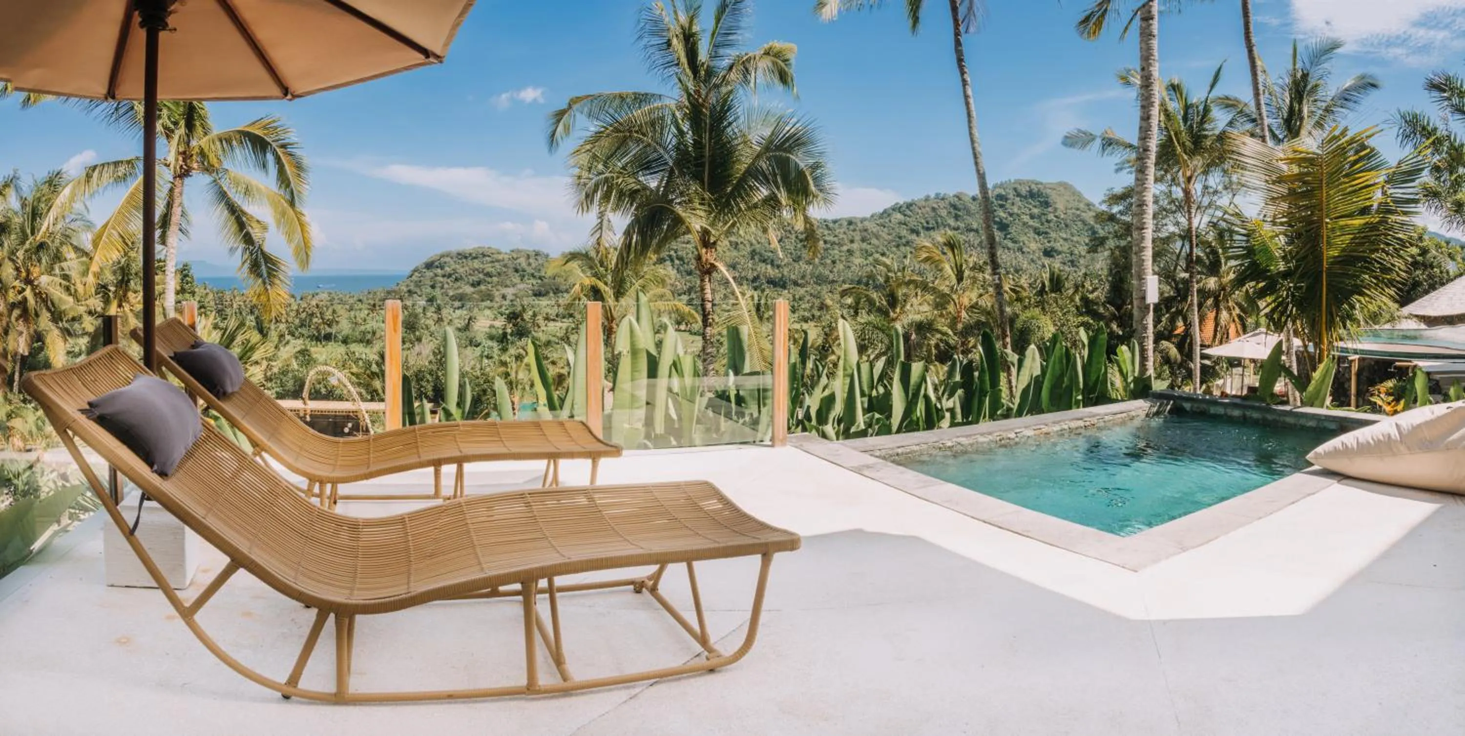 Swimming pool in Neano Escape