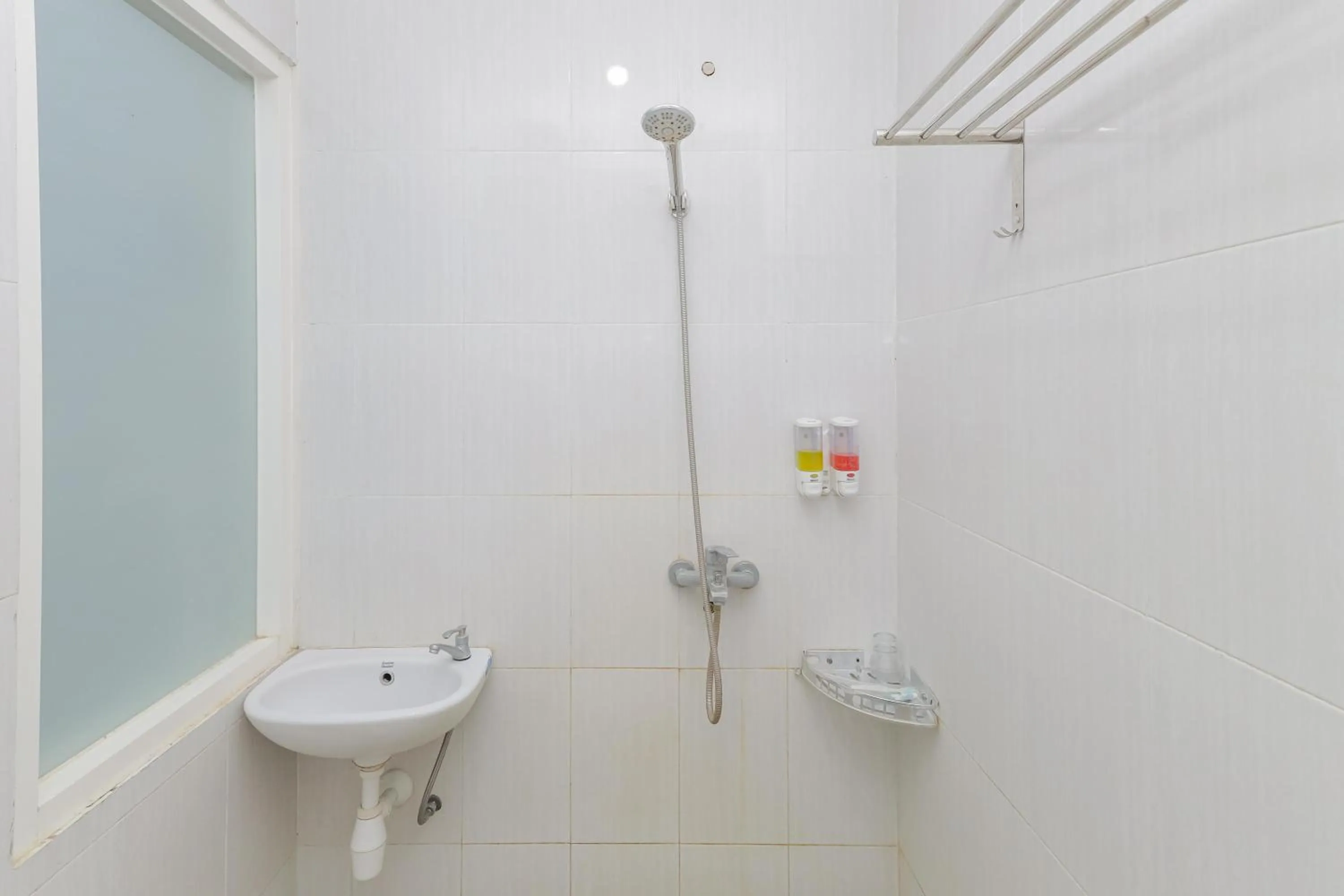 Bathroom in RedDoorz Plus At Swun Stay Raya Langsep